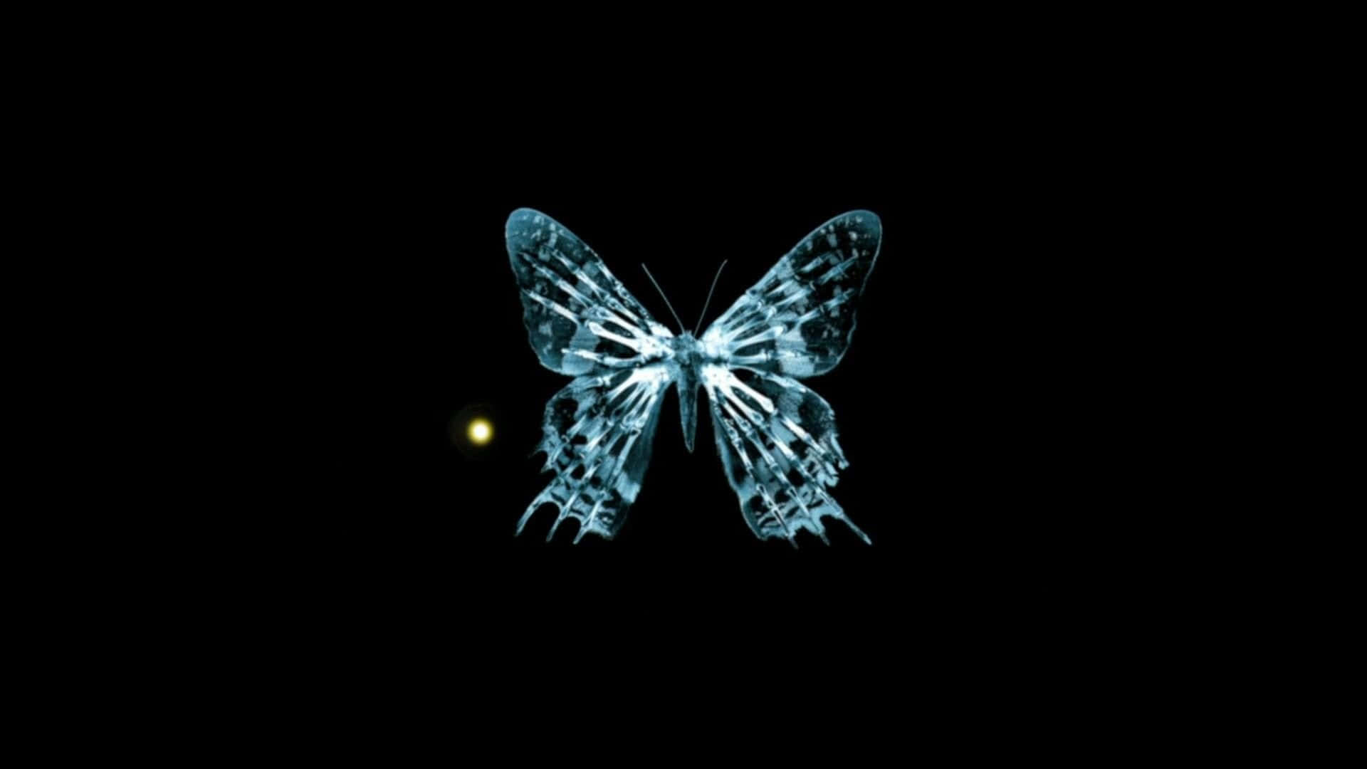 Dark Butterfly 桌布 壁紙 — 一隻發光的藍色蝴蝶帶有複雜的翅膀圖案，在黑色虛空中盤旋，附近有一個遙遠的金色球體。