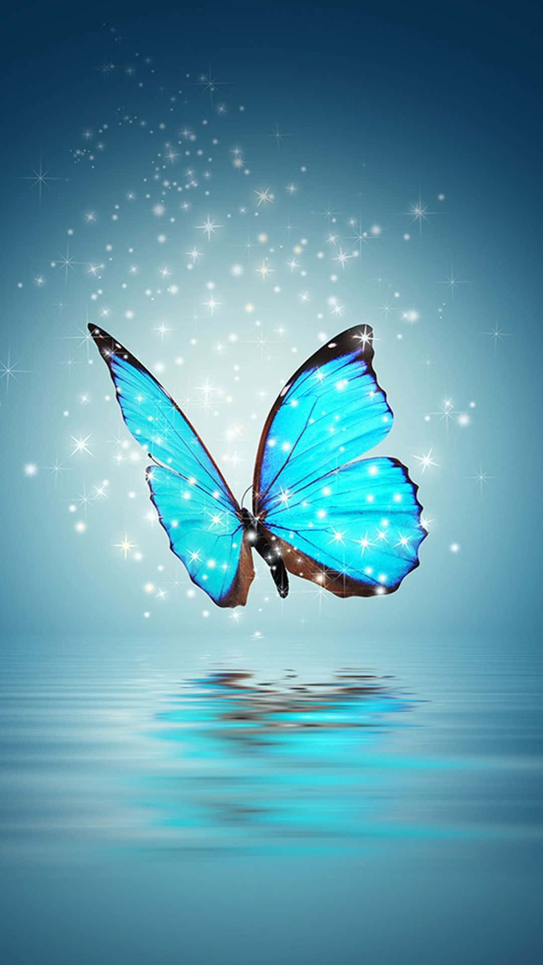Butterfly Profile 桌布 壁紙 — 一隻發光的藍色蝴蝶閃爍著翅膀，在平靜的水面上盤旋，水面映照出它閃爍的身影，背景是星空漸變的天空。