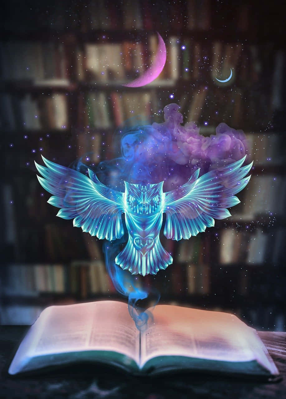 Grimoire 桌布 壁紙 — 一隻發光的藍色貓頭鷹，帶有宇宙翅膀，從一本打開的書中出現，位於一個有新月圖案的星空圖書館中。