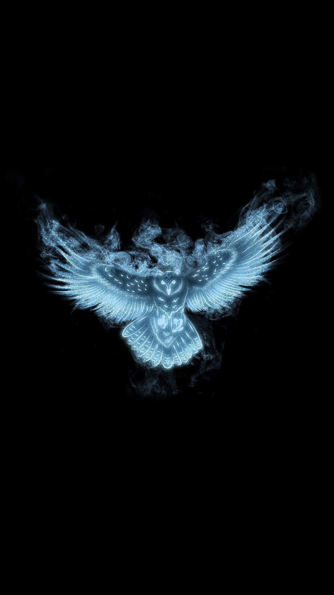 Patronus 桌布 壁紙 — 一隻發光的藍色貓頭鷹展開翅膀，從漆黑背景的旋轉煙霧中出現。