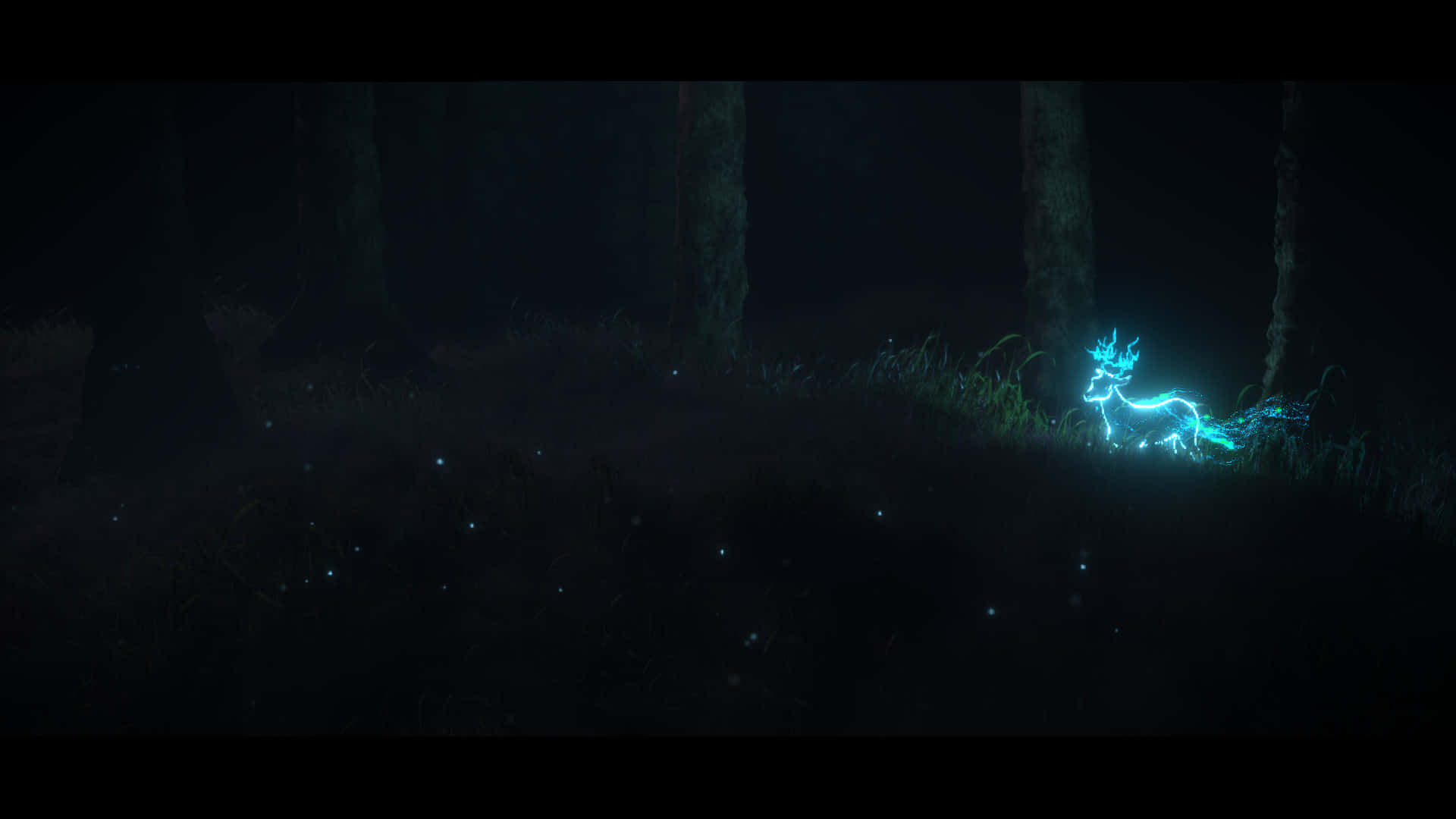 Patronus 桌布 壁紙 — 一隻發光的藍色鹿站在黑暗的森林中，周圍地面有微弱的生物發光點。