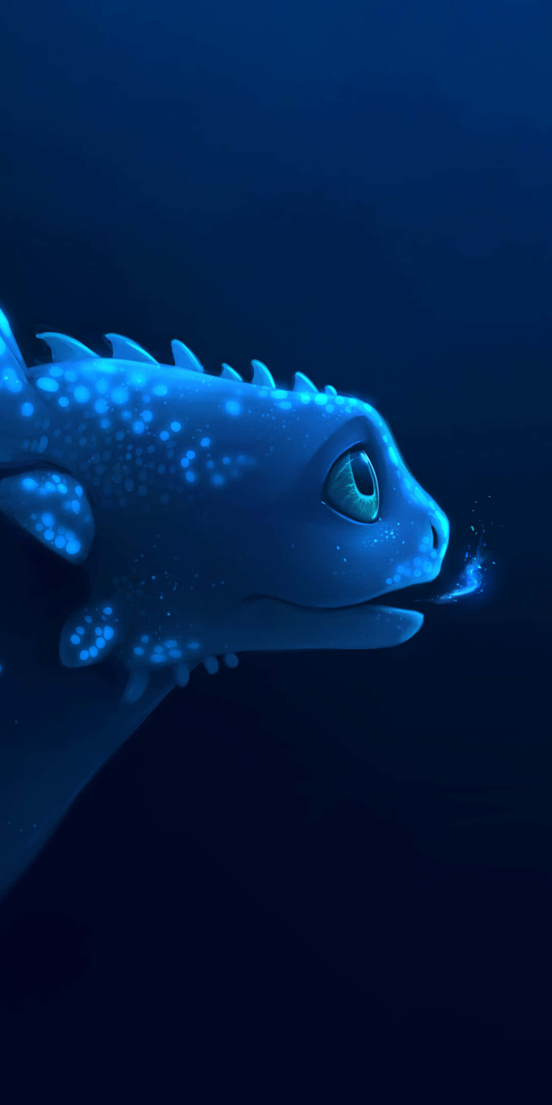 Pixel 3 Fish 桌布 壁紙 — 一隻發光的藍色龍，帶有閃閃發光的鱗片和富有表現力的大眼睛，在深海洋藍色背景下呼出柔和的薄霧。