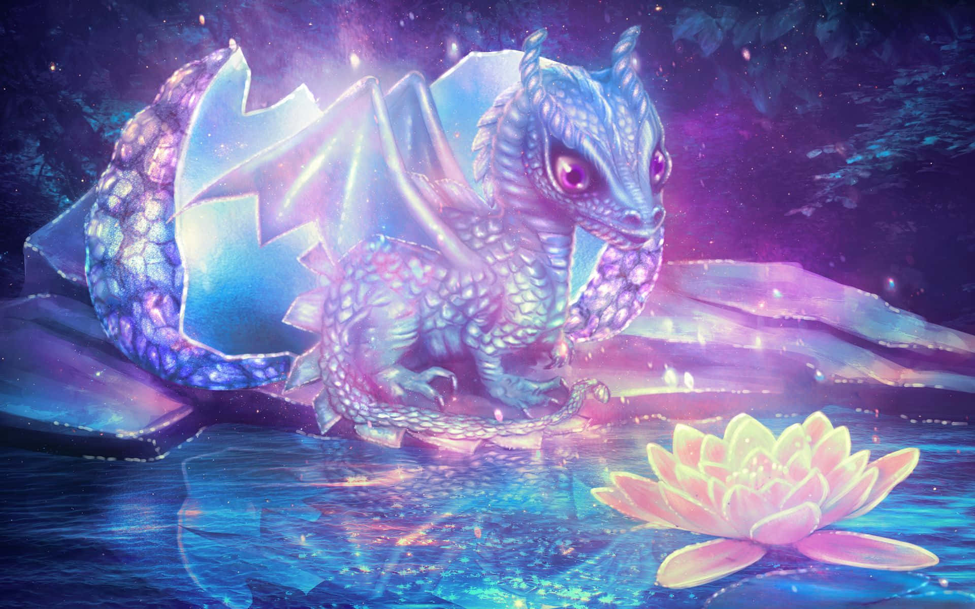 Beautiful Dragon 桌布 壁紙 — 一隻發光的藍色龍，擁有紫色眼睛，在神秘的黃昏池塘中，躺在一朵發光的蓮花旁邊。