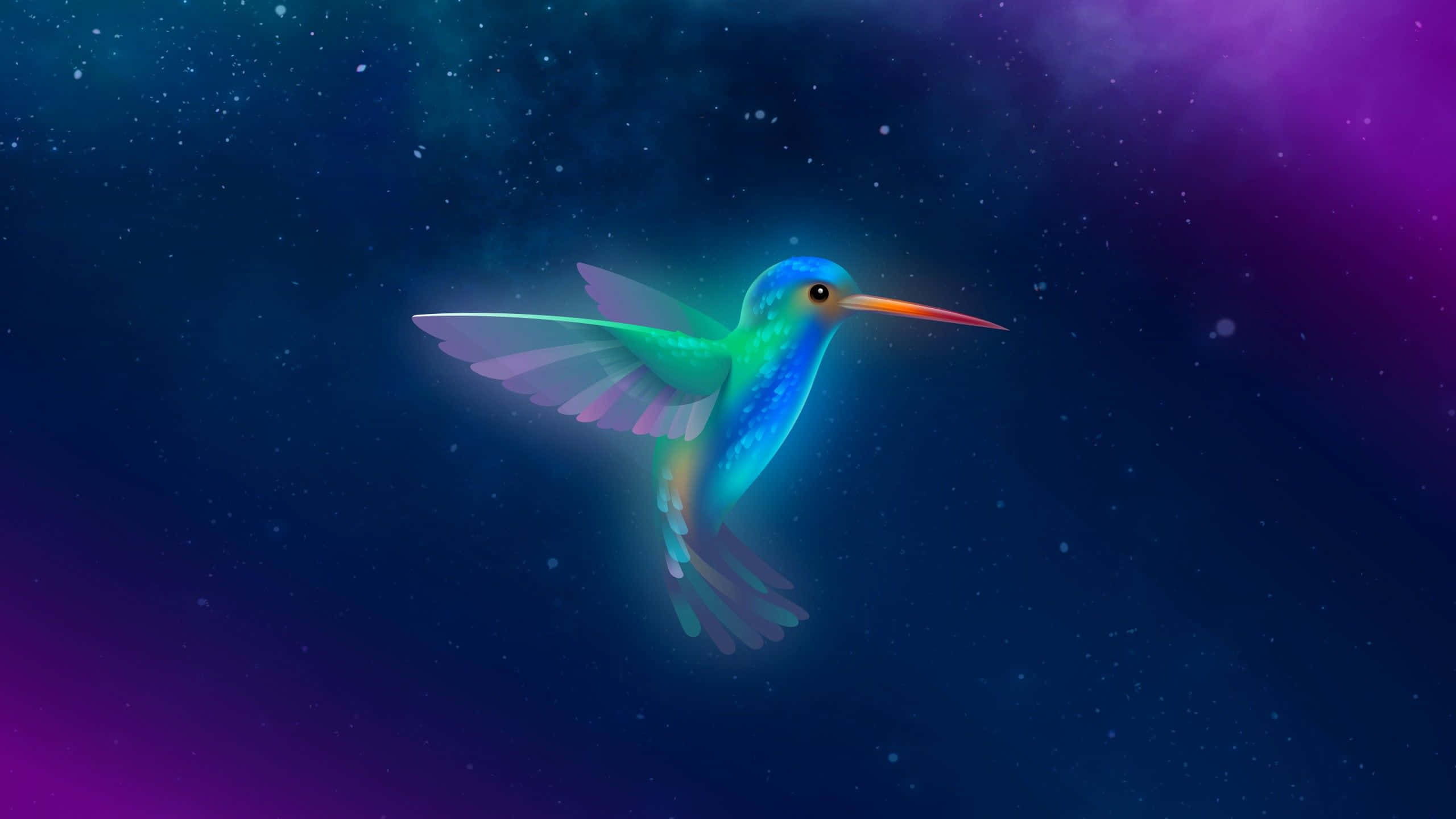 Female Hummingbird 桌布 壁紙 — 一隻發光的蜂鳥，帶有虹彩藍綠色羽毛和橙色喙，在深藍色和紫色的宇宙星雲背景下盤旋。