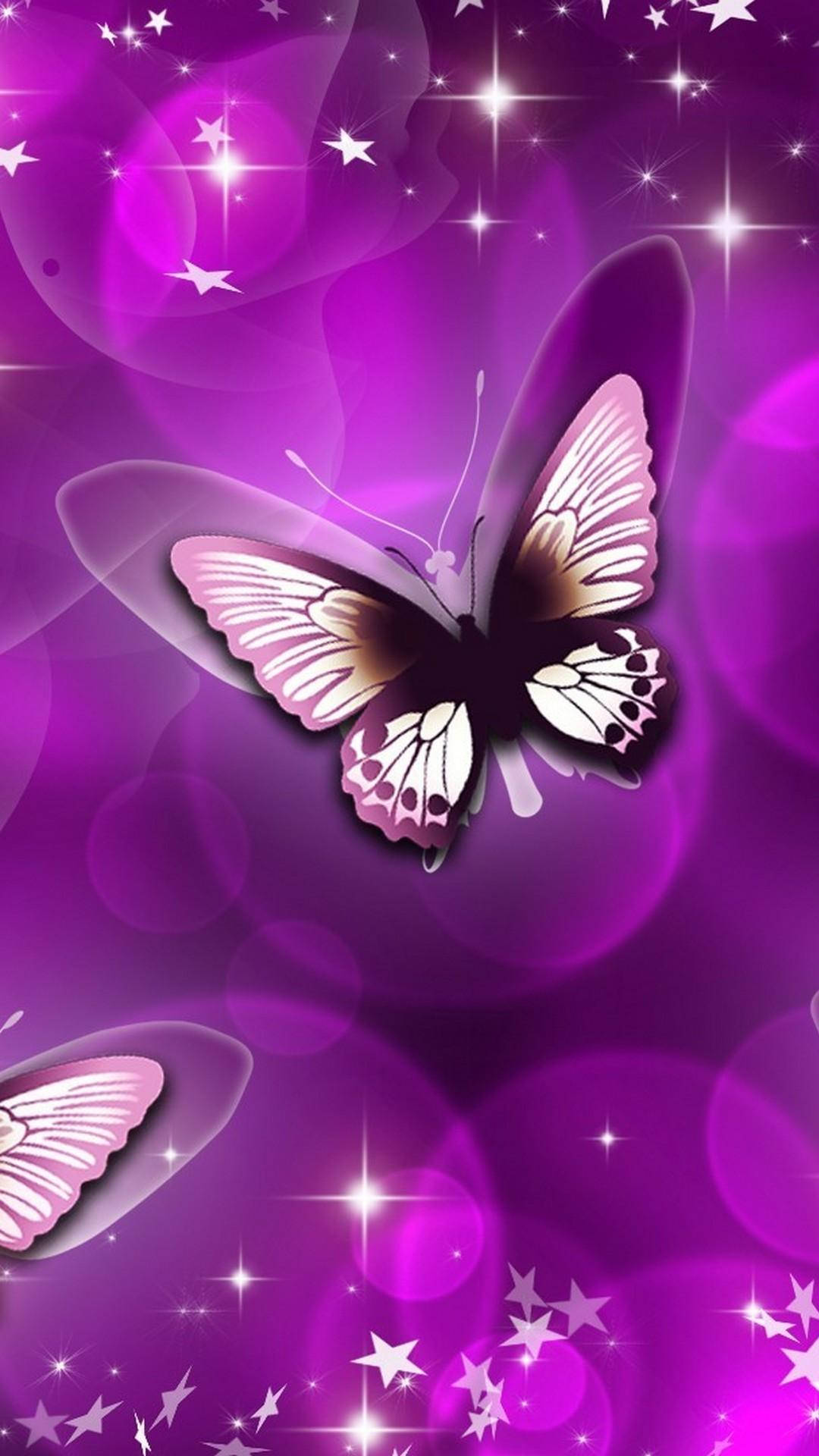 purple butterfly phone 桌布 壁紙 — 一隻發光的蝴蝶，翅膀呈白色和粉紅色，漂浮在充滿閃爍星星和柔和散景燈光的鮮豔紫色背景上。