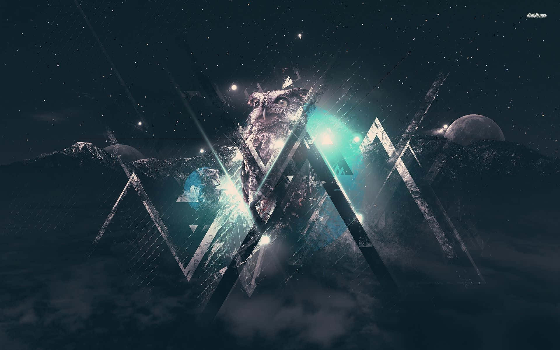Hipster Galaxy Tumblr 桌布 壁紙 — 一隻發光的貓頭鷹從幾何碎片中浮現，背景是繁星點點的宇宙，有漂浮的行星和耀眼的光束。