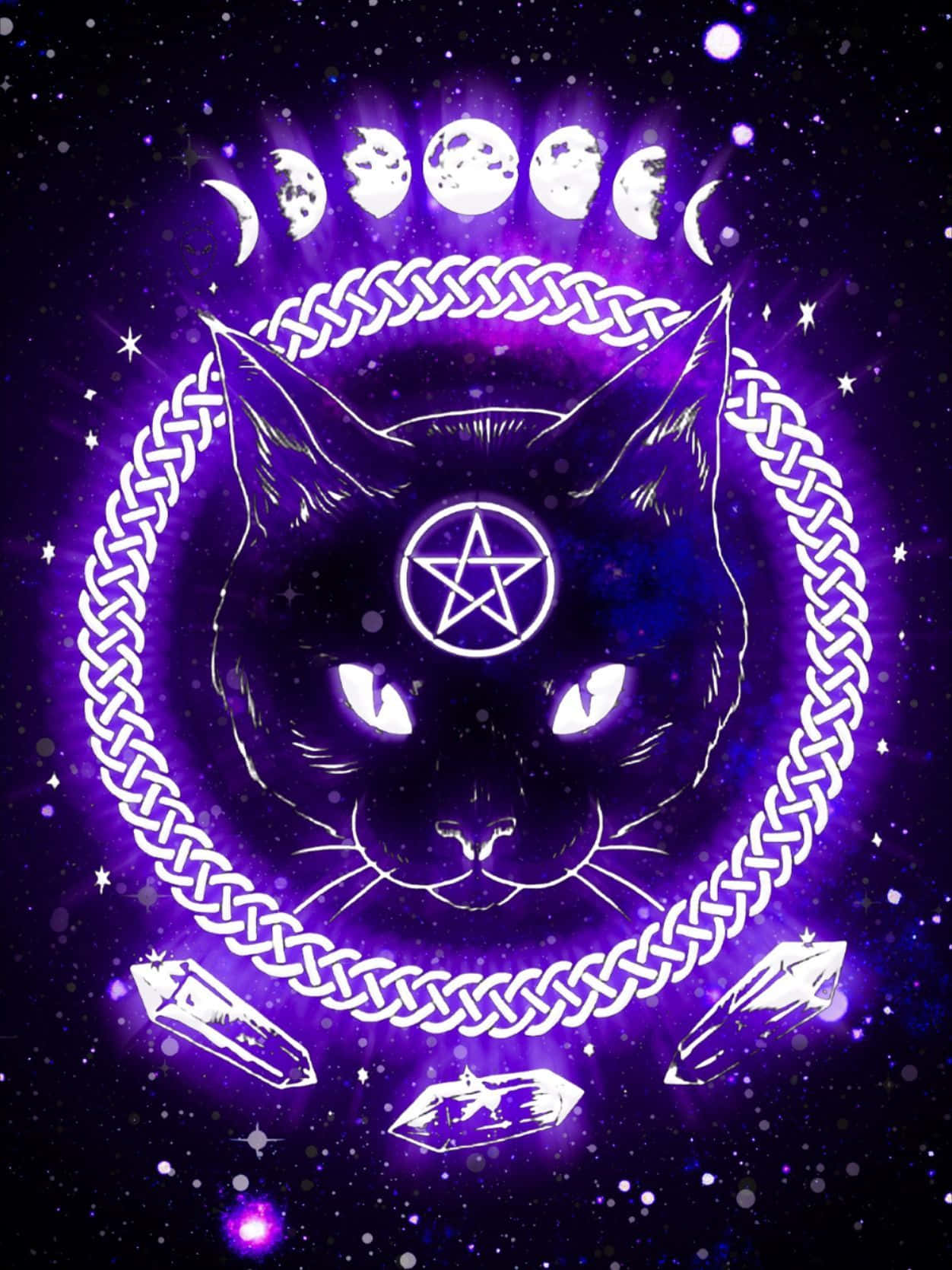 Witch Aesthetic 桌布 壁紙 — 一隻發光的黑貓，額頭上有五角星，被編織鏈條環繞，背景是宇宙紫色星域，帶有月相和水晶。