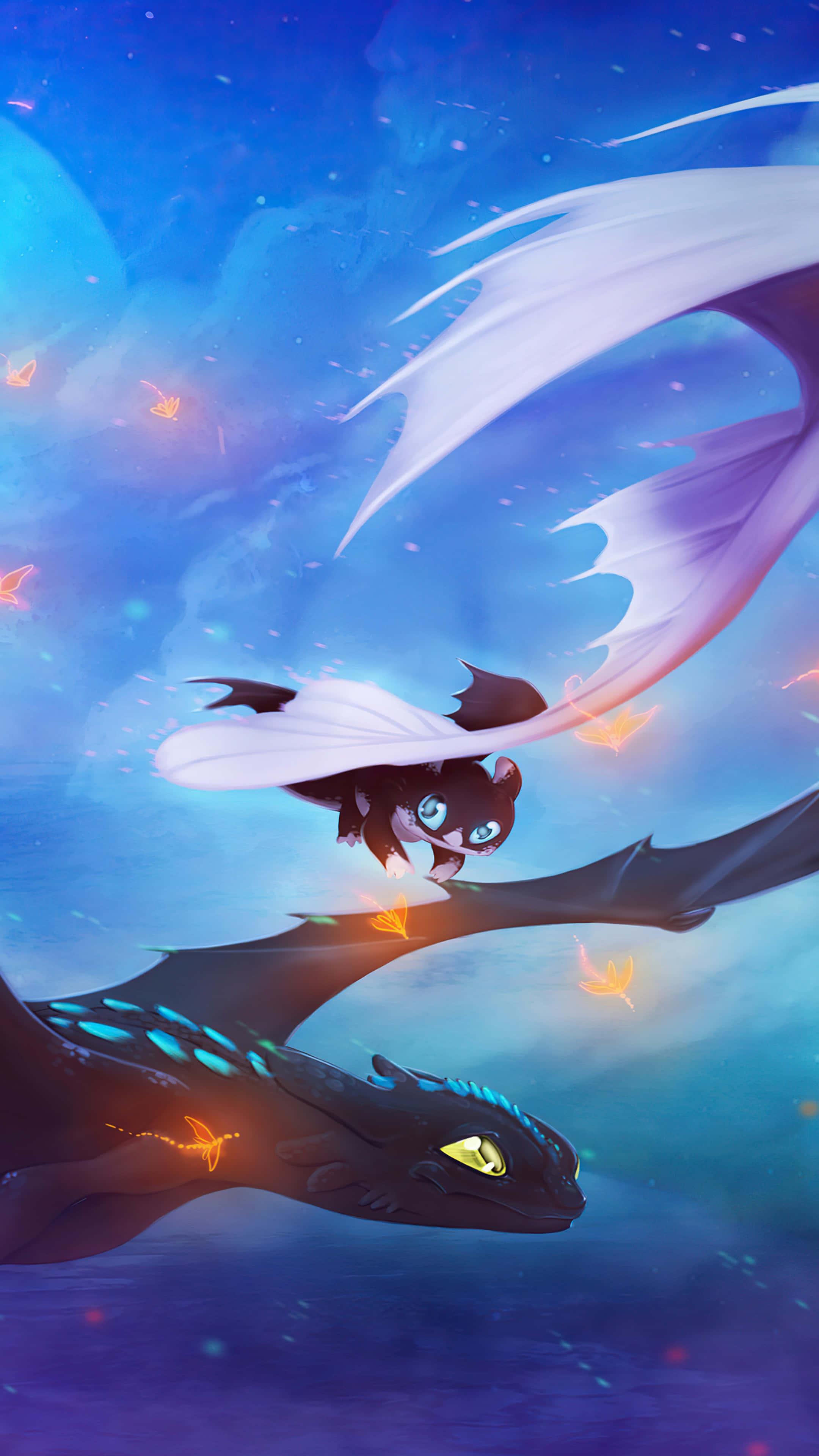 How To Train Your Dragon 4K 桌布 壁紙 — 一隻發光眼睛的小黑龍，旁邊有一隻更大的暗黑龍，飛過佈滿漂浮橙色螢火蟲的星空藍天。