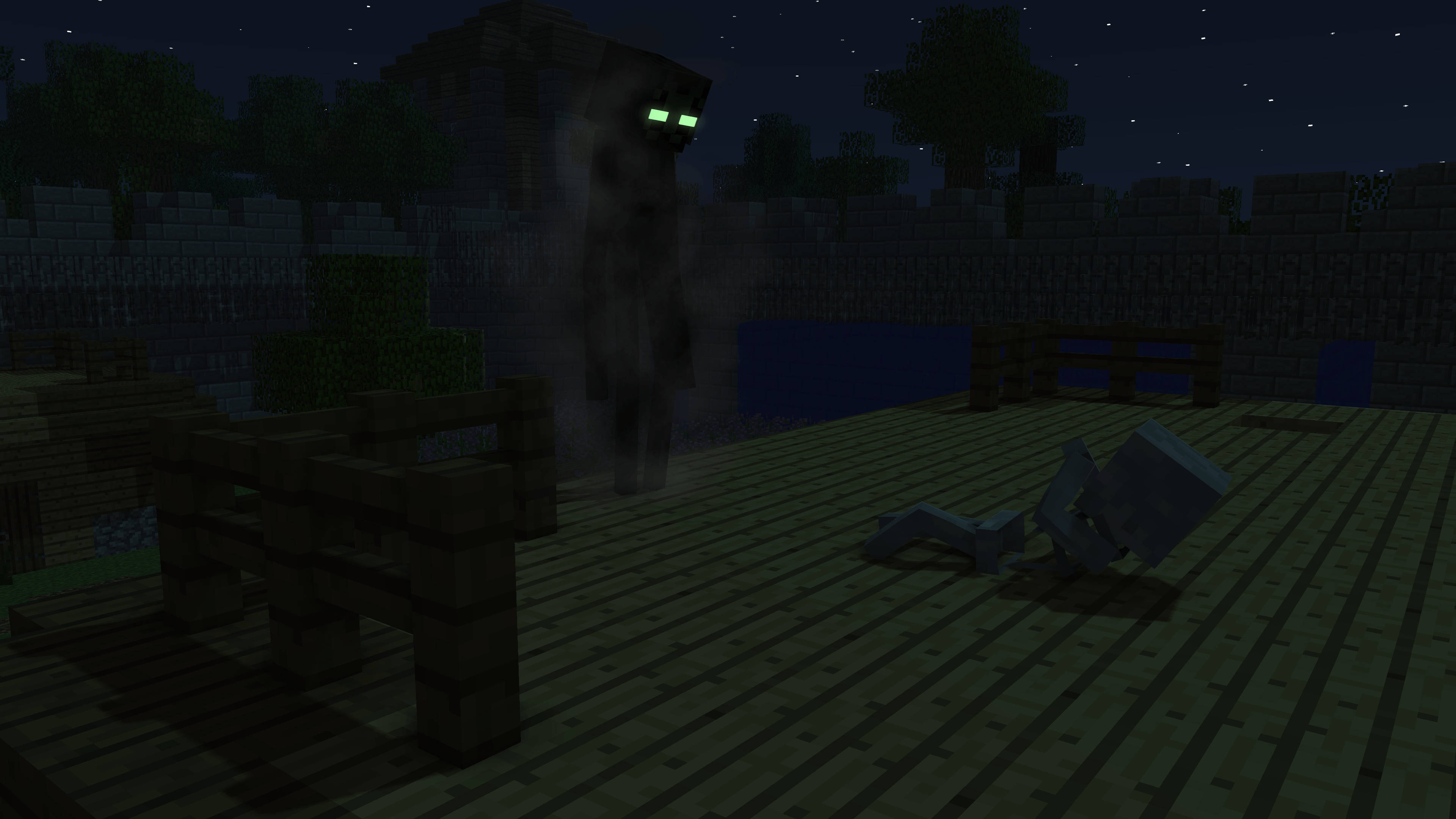 Enderman 桌布 壁紙 — 一隻發光眼睛的爬行者夜晚在一個方塊Minecraft世界的木碼頭上威脅地站著，附近有一個倒下的骷髏。