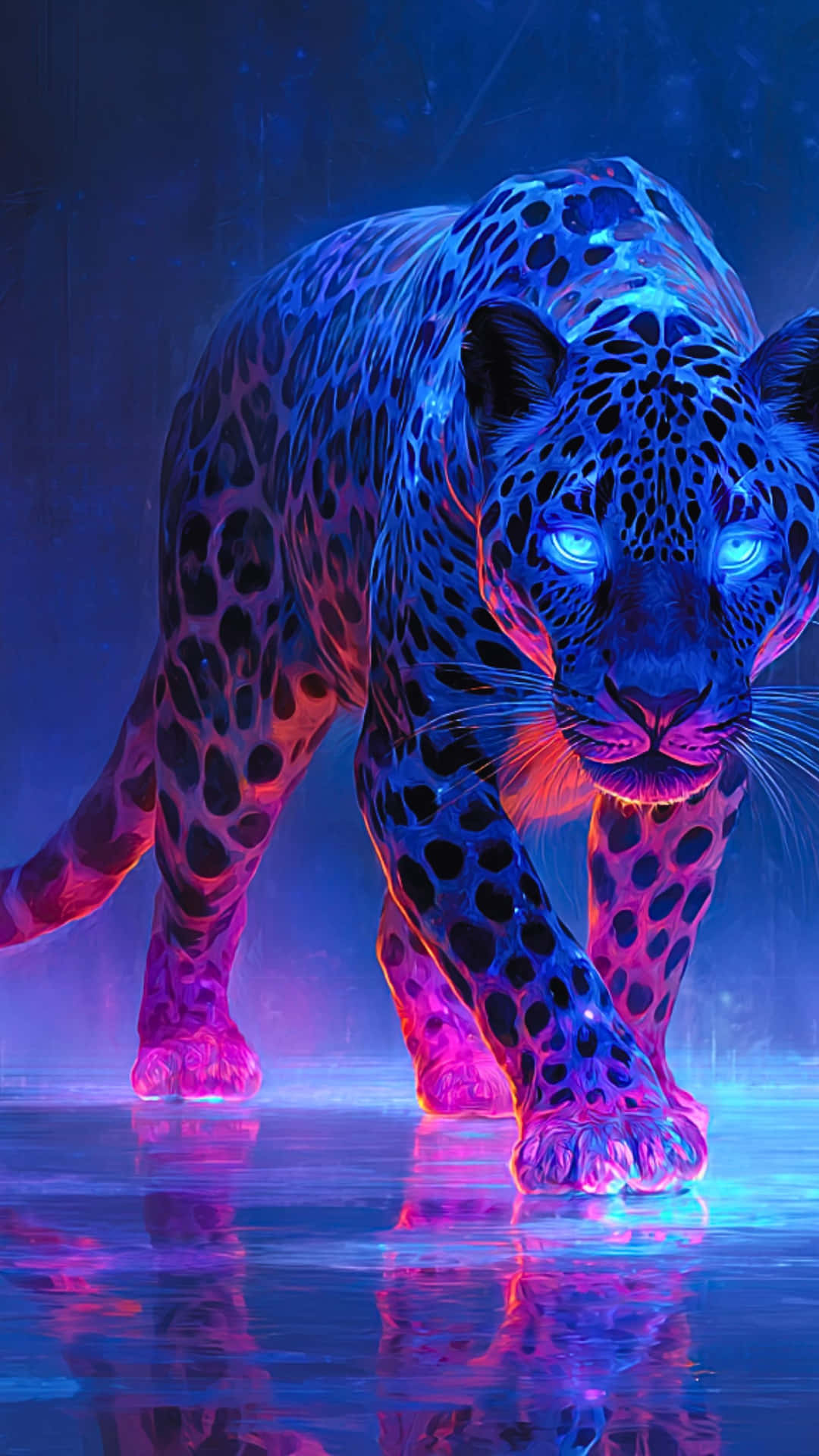 A radiant neon leopard with piercing blue eyes walks majestically through a vibrant, mystical night 壁紙 — 一隻發出霓虹藍色和粉紅色光芒的美洲豹在深藍色天空下，在反射的濕滑表面上向前邁進。