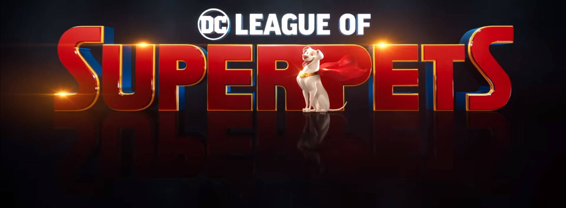 Dc 桌布 壁紙 — 一隻白狗披著紅色斗篷，驕傲地站在DC League of Super-Pets發光的3D標題字母上，背景是深色反光表面。