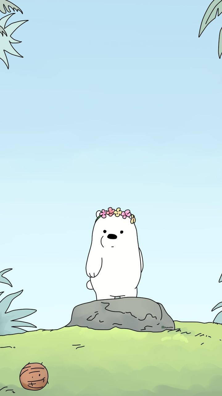Cute Cartoon Bear 桌布 壁紙 — 一隻白色卡通熊戴著粉紅色和黃色的花冠，站在晴朗藍天下草地上的灰色岩石上。