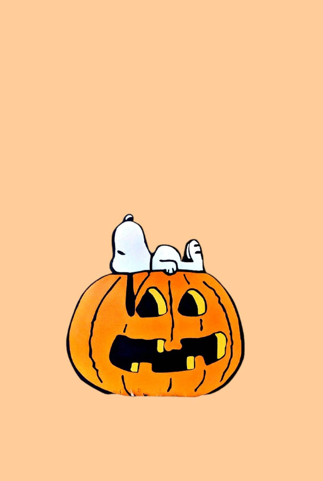 Snoopy Halloween 桌布 壁紙 — 一隻白色卡通狗躺在一个微笑的橙色南瓜上，背景是純蜜桃色。