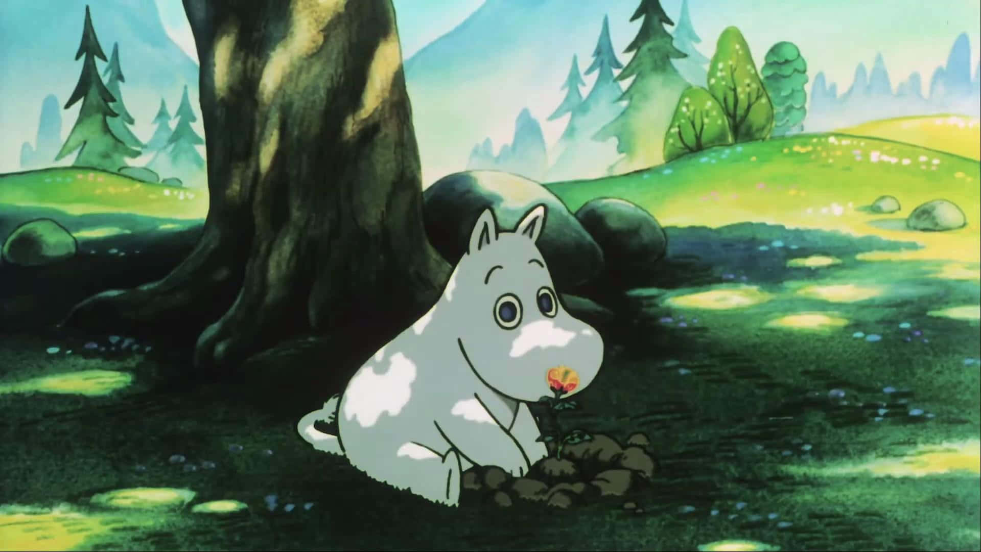 Cartoon Characters 桌布 壁紙 — 一隻白色毛茸茸、大眼睛的生物坐在樹下，在茂密的綠色森林中拿著一朵小紅花。