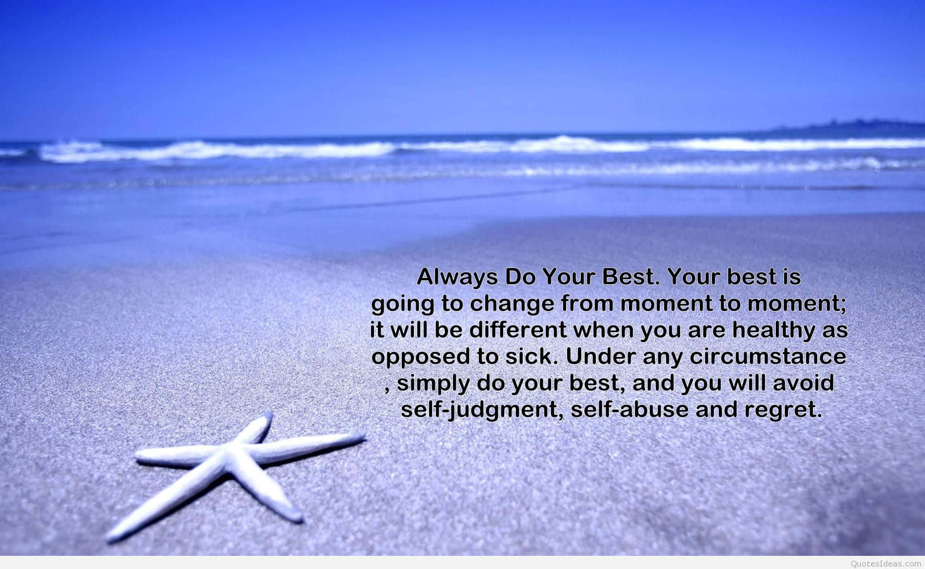 Positive Quotes 桌布 壁紙 — 一隻白色海星在清涼的藍色沙灘上休息，靠近溫柔的海浪，在晴朗的天空下，上面覆蓋著一句鼓舞人心的名言。
