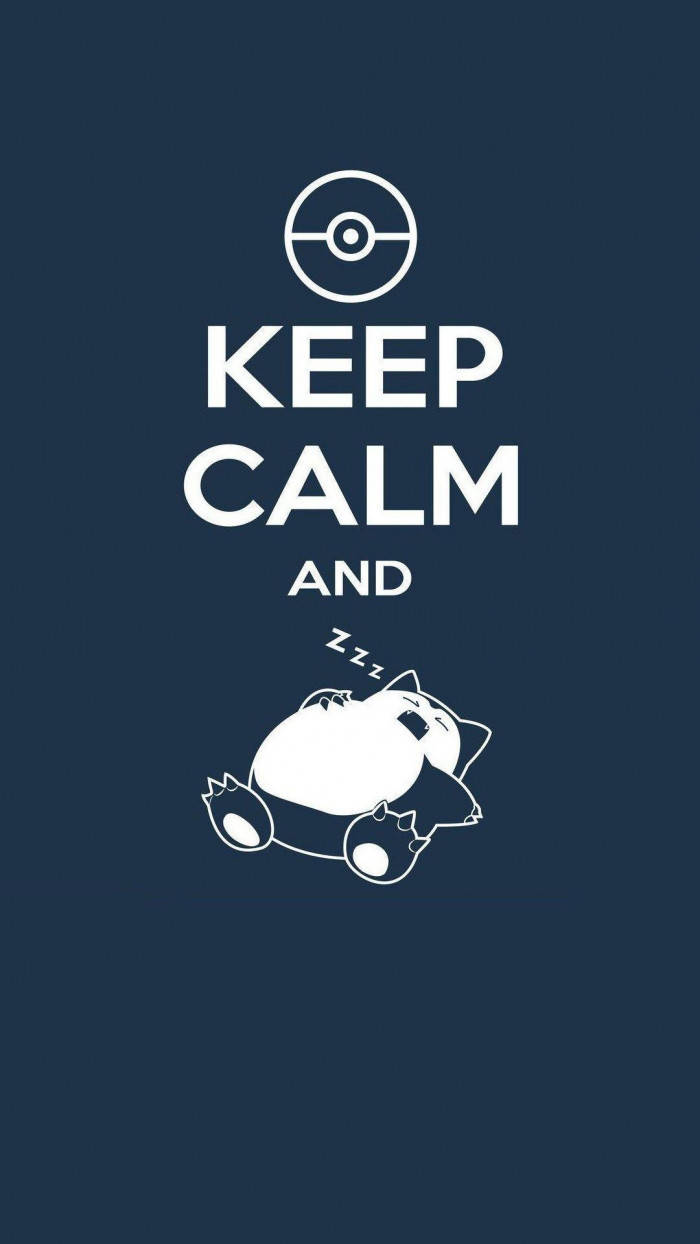 Funny Phone 桌布 壁紙 — 一隻白色線條藝術的 Snorlax 在深藍色背景上，於 'KEEP CALM AND' 文字和上方的精靈球圖示下方安詳地睡覺。