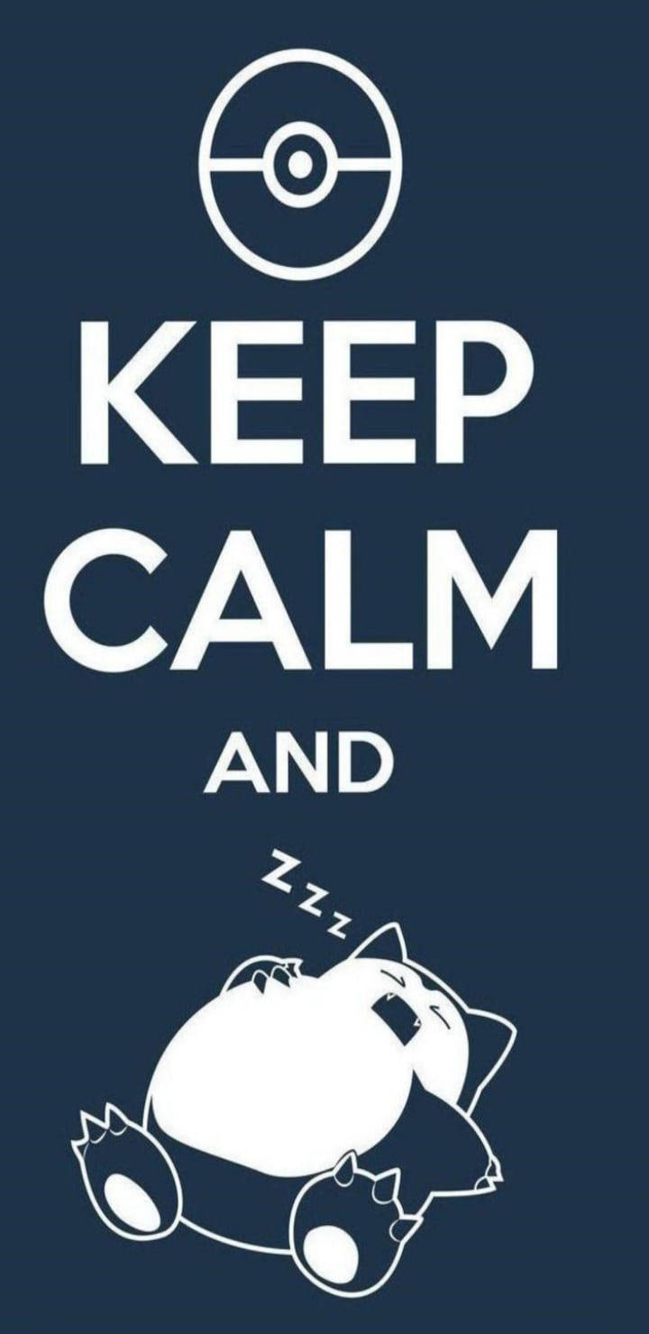 Sleeping 桌布 壁紙 — 一隻白色線條藝術的卡比獸在深藍色背景上，於「KEEP CALM AND」文字下方平靜地睡覺，上方有一個精靈球圖標。
