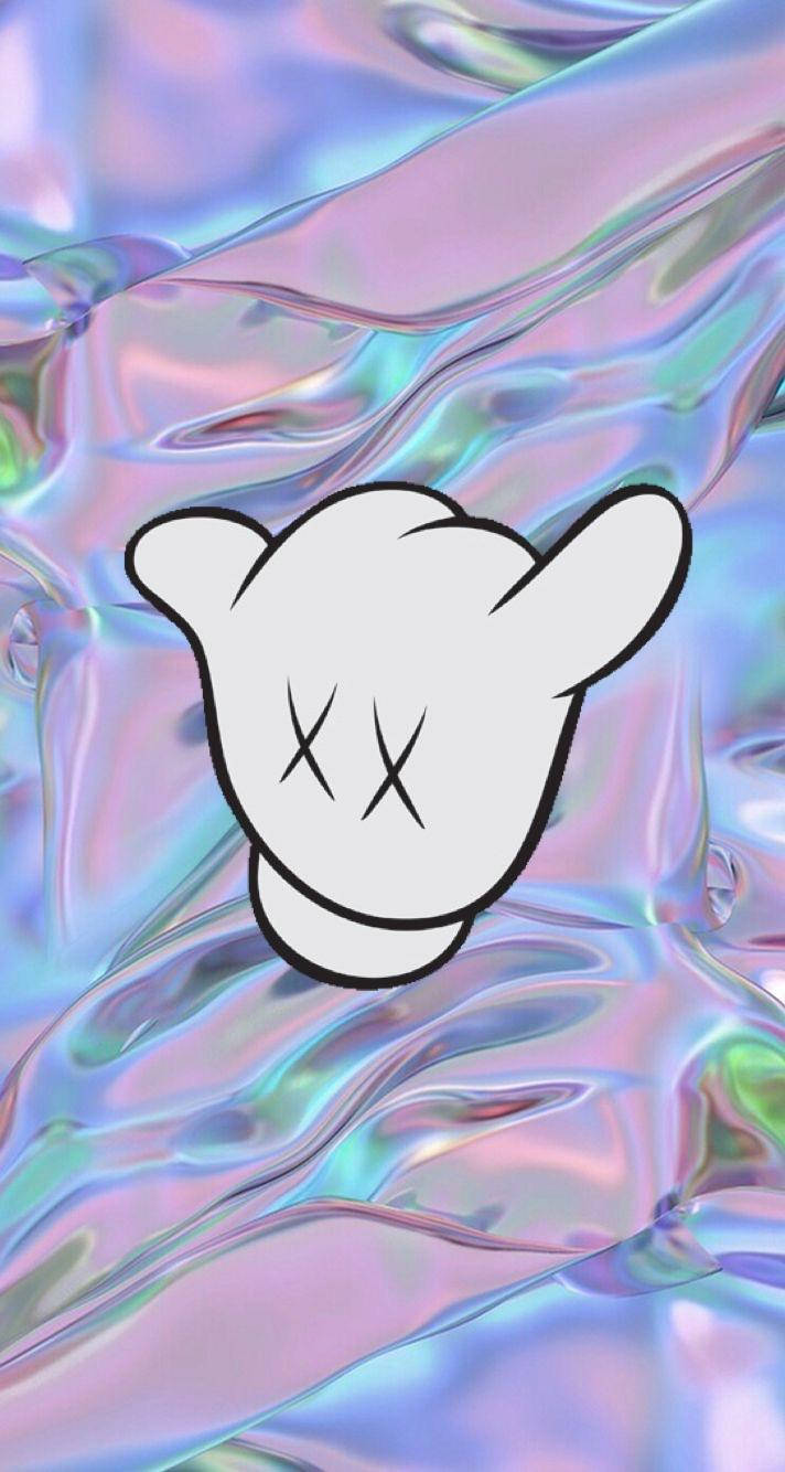 KAWS 桌布 壁紙 — 一隻白色輪廓、帶有X眼睛的手，在閃爍的彩虹色液體背景上做出夏卡手勢。