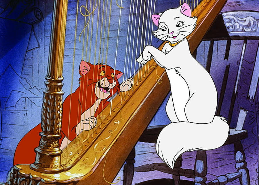 aristocats 桌布 壁紙 — 一隻白貓優雅地彈奏金色豎琴，而一隻紅貓在昏暗的房間裡高興地觀看。