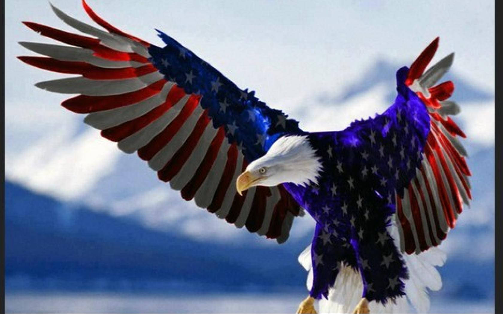 American 桌布 壁紙 — 一隻白頭鷹展翅翱翔，翅膀繪成美國國旗圖案，背景是白雪皚皚的山脈。