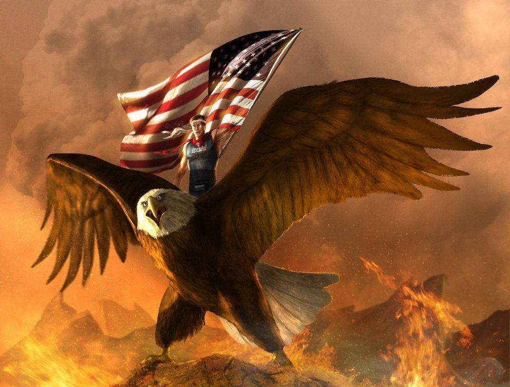 Badass Patriotic 桌布 壁紙 — 一隻白頭鷹載著一名手持美國國旗的男子，在煙霧瀰漫的橙色天空下，翱翔於熾熱的山巒之上。