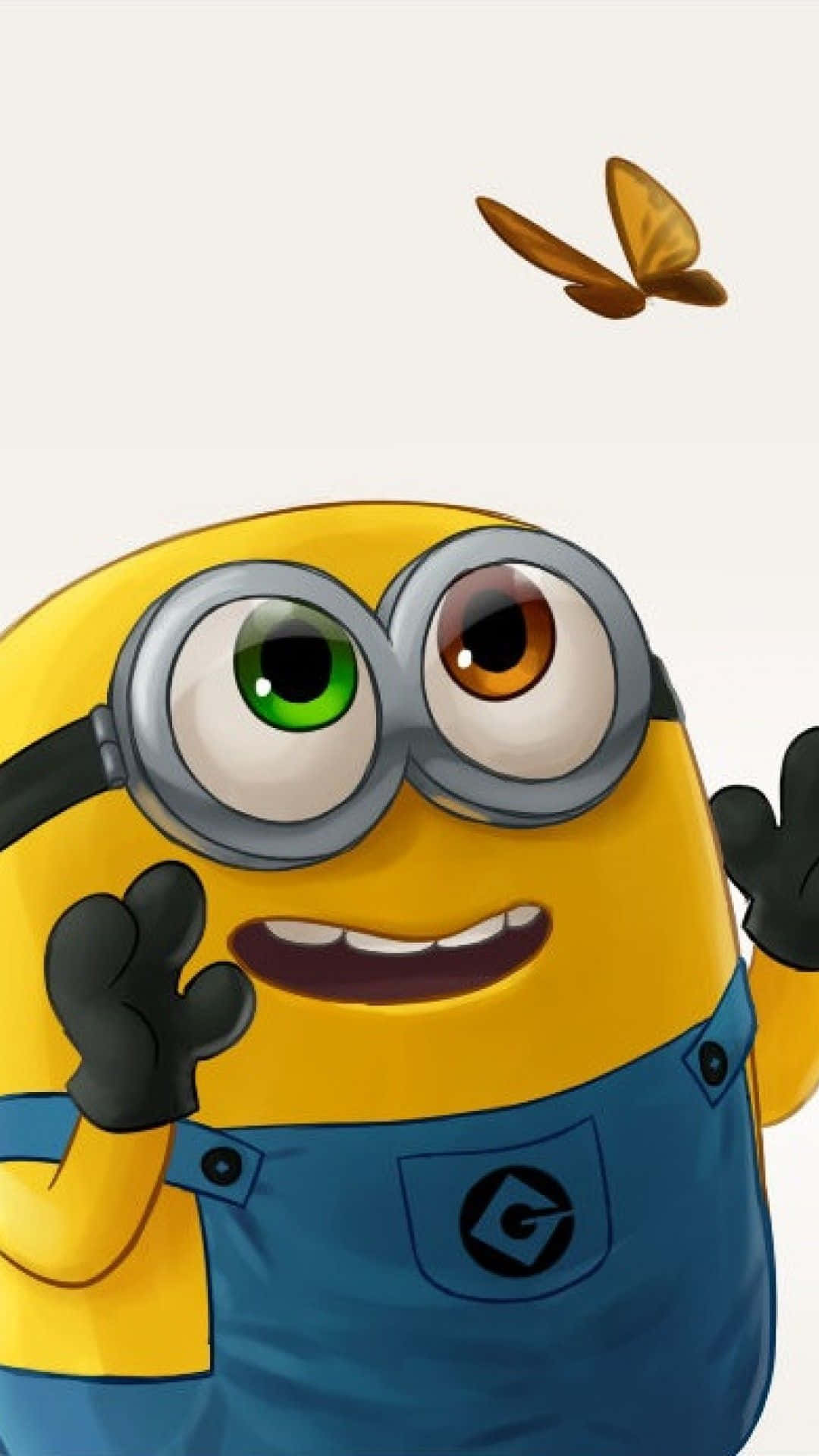 Minion Phone 桌布 壁紙 — 一隻眼睛不同的快樂黃色Minion，在附近有一隻棕色蝴蝶飛過時開心地揮手。