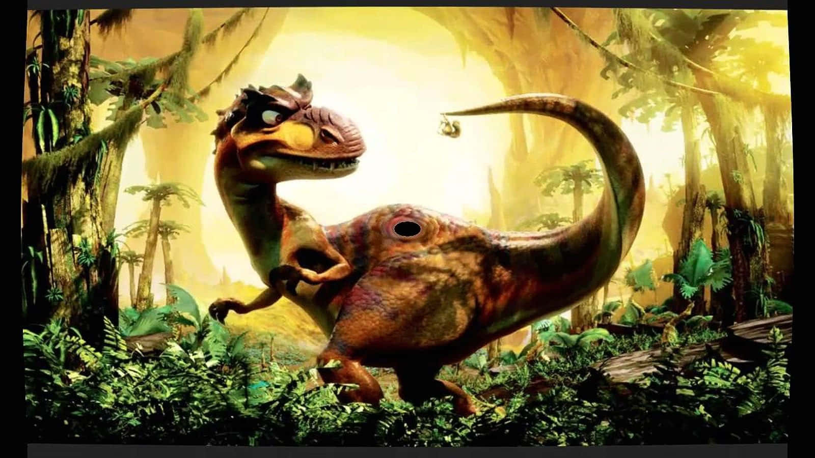 Dinosaur Cartoon 桌布 壁紙 — 一隻眼神發光的兇猛恐龍，在茂密、陽光斑駁的叢林中潛行，叢林裡充滿了茂密的綠色植物和高聳的樹木。