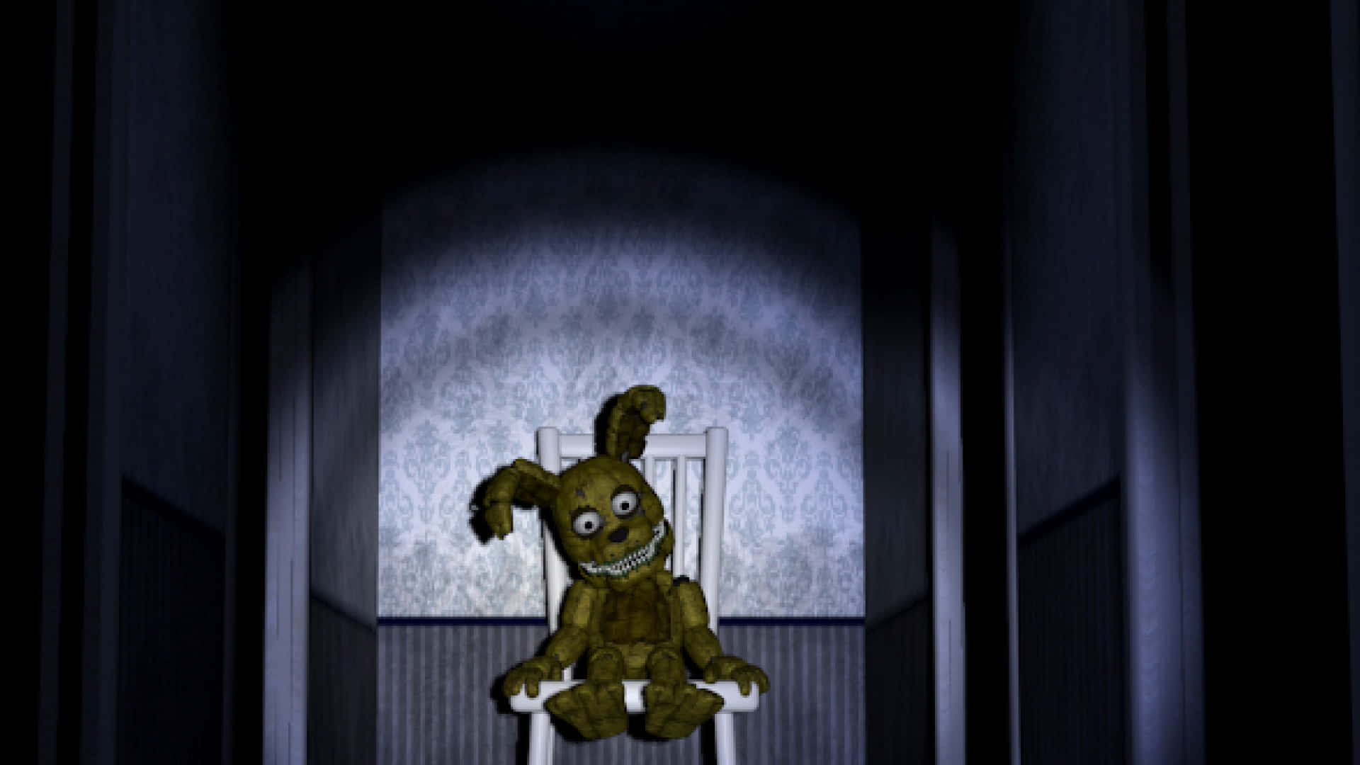 Five Nights At Freddys 4 桌布 壁紙 — 一隻破爛的電子動畫兔子，露出寬闊的牙齒笑容，坐在昏暗走廊中聚光燈下的白色椅子上。