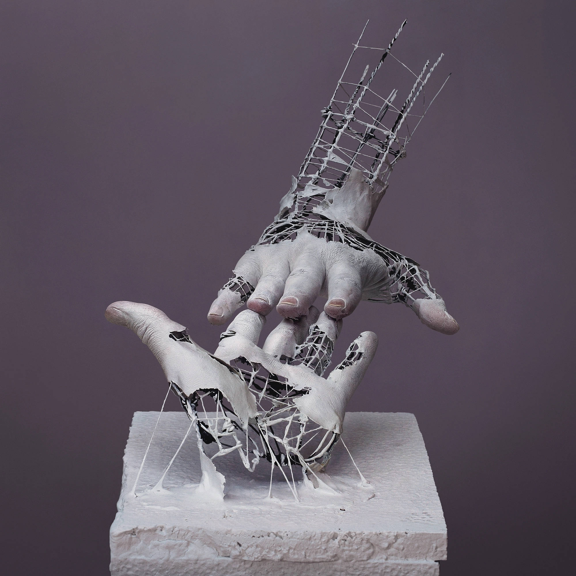 Sculpture 桌布 壁紙 — 一隻破碎的手向上伸展，內部金屬網暴露在外，以柔和的紫色背景襯托的超現實白色雕塑。