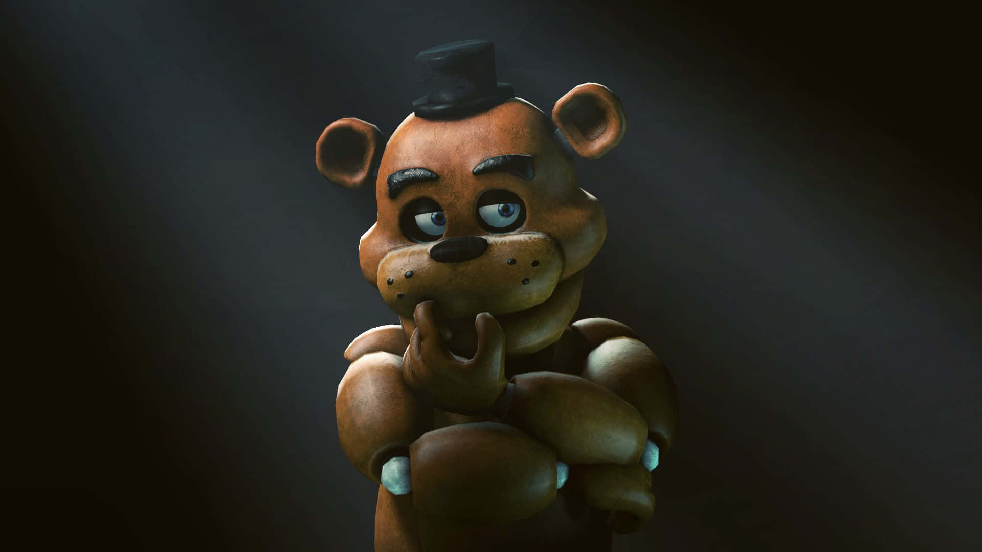 Freddy Fazbear 桌布 壁紙 — 一隻破舊的棕色機械熊，戴著高頂帽，眼睛發光，站在黑暗背景的聚光燈下。