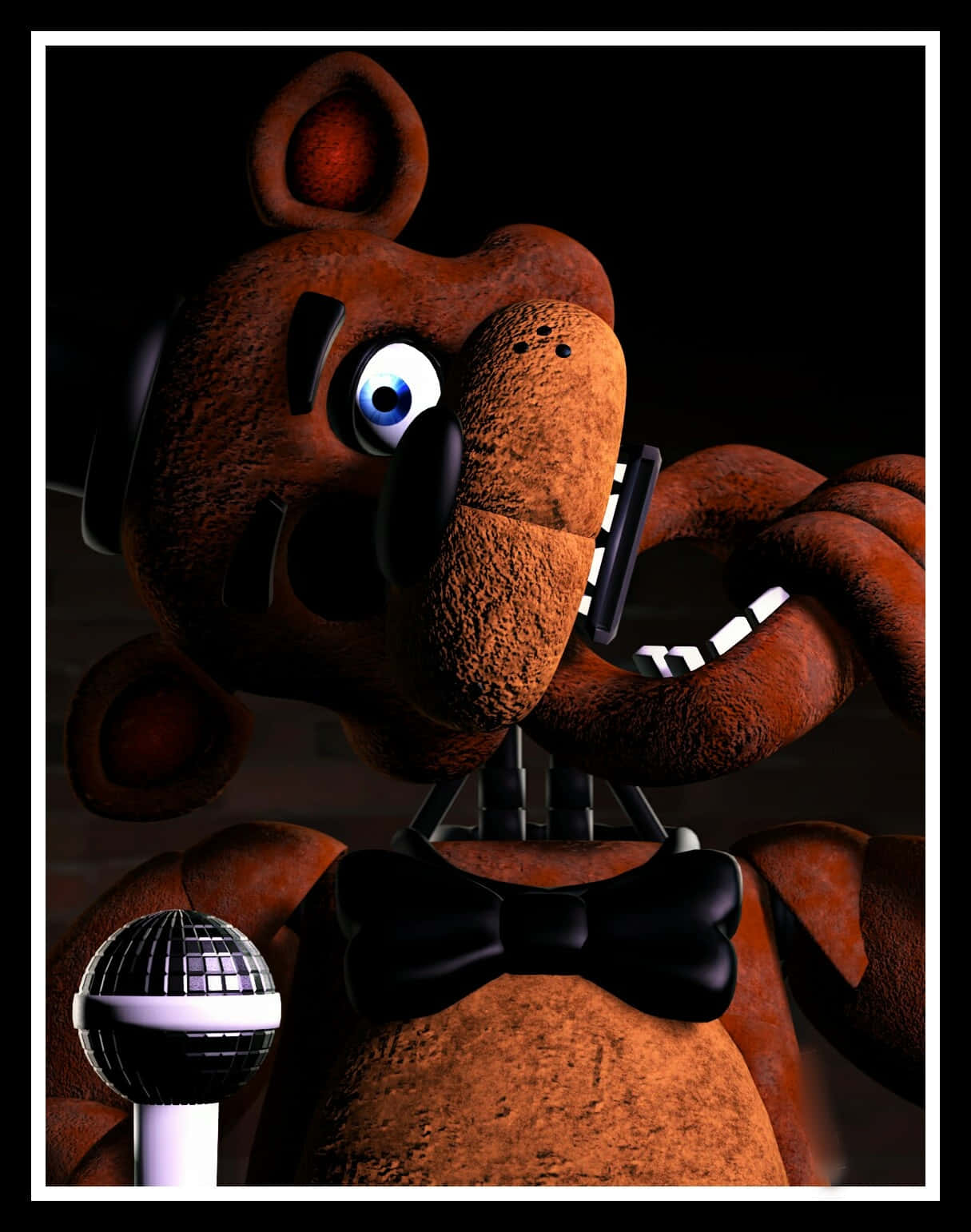Freddy Fazbear 桌布 壁紙 — 一隻破舊的棕色電子熊，有一隻發光的眼睛，在黑暗背景前拿著麥克風。