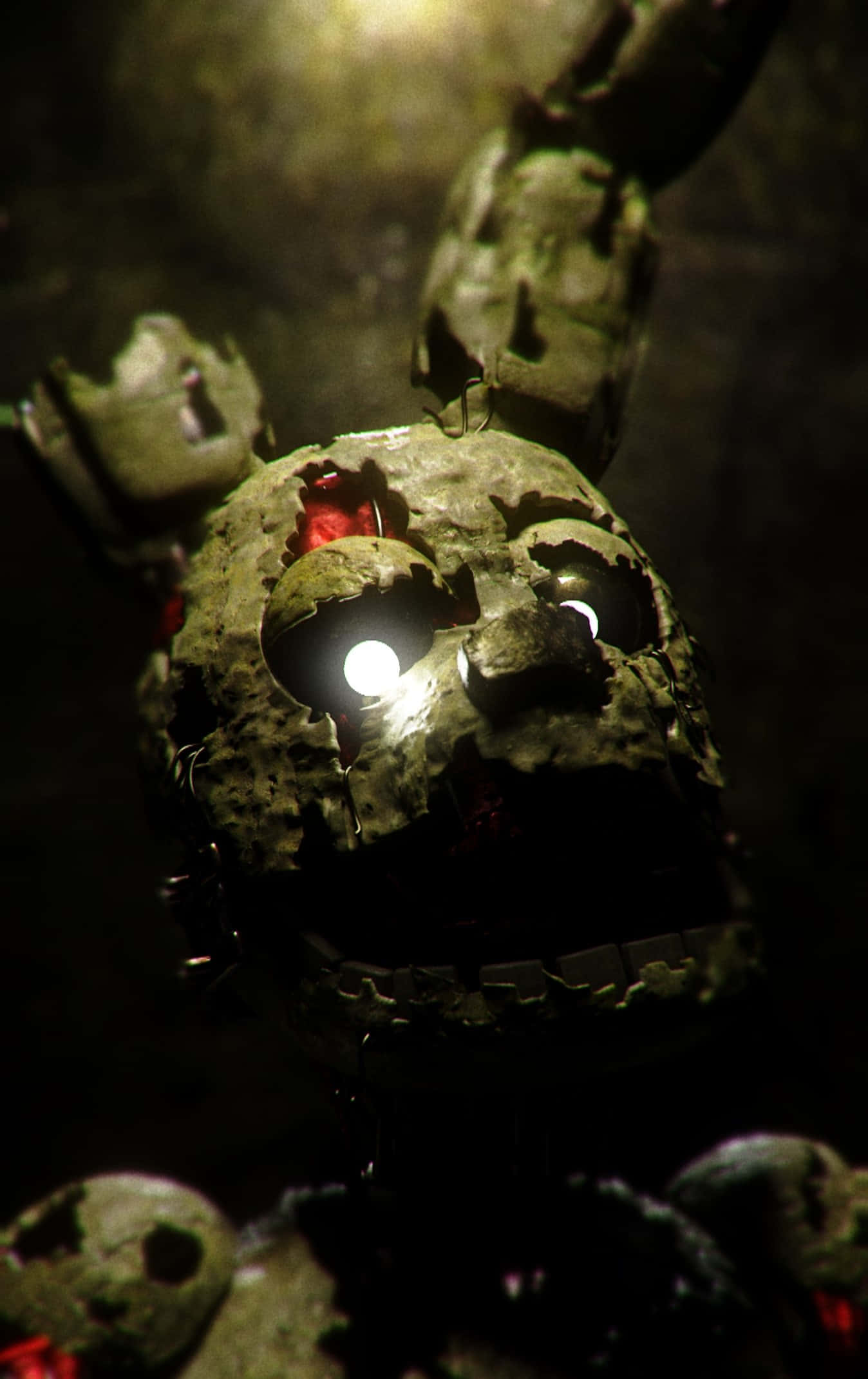 Springtrap 桌布 壁紙 — 一隻破舊的電子動畫兔子，眼睛發光，在黑暗詭異的環境中威脅地凝視著。
