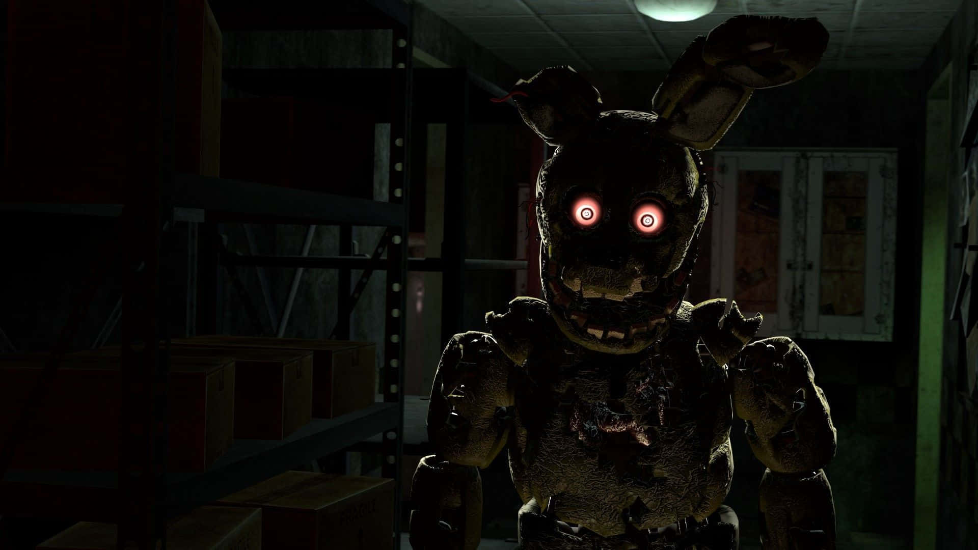 Springtrap 桌布 壁紙 — 一隻破舊的電子動畫兔子，眼睛發出紅光，在一個昏暗的儲藏室中，周圍堆滿了紙箱。