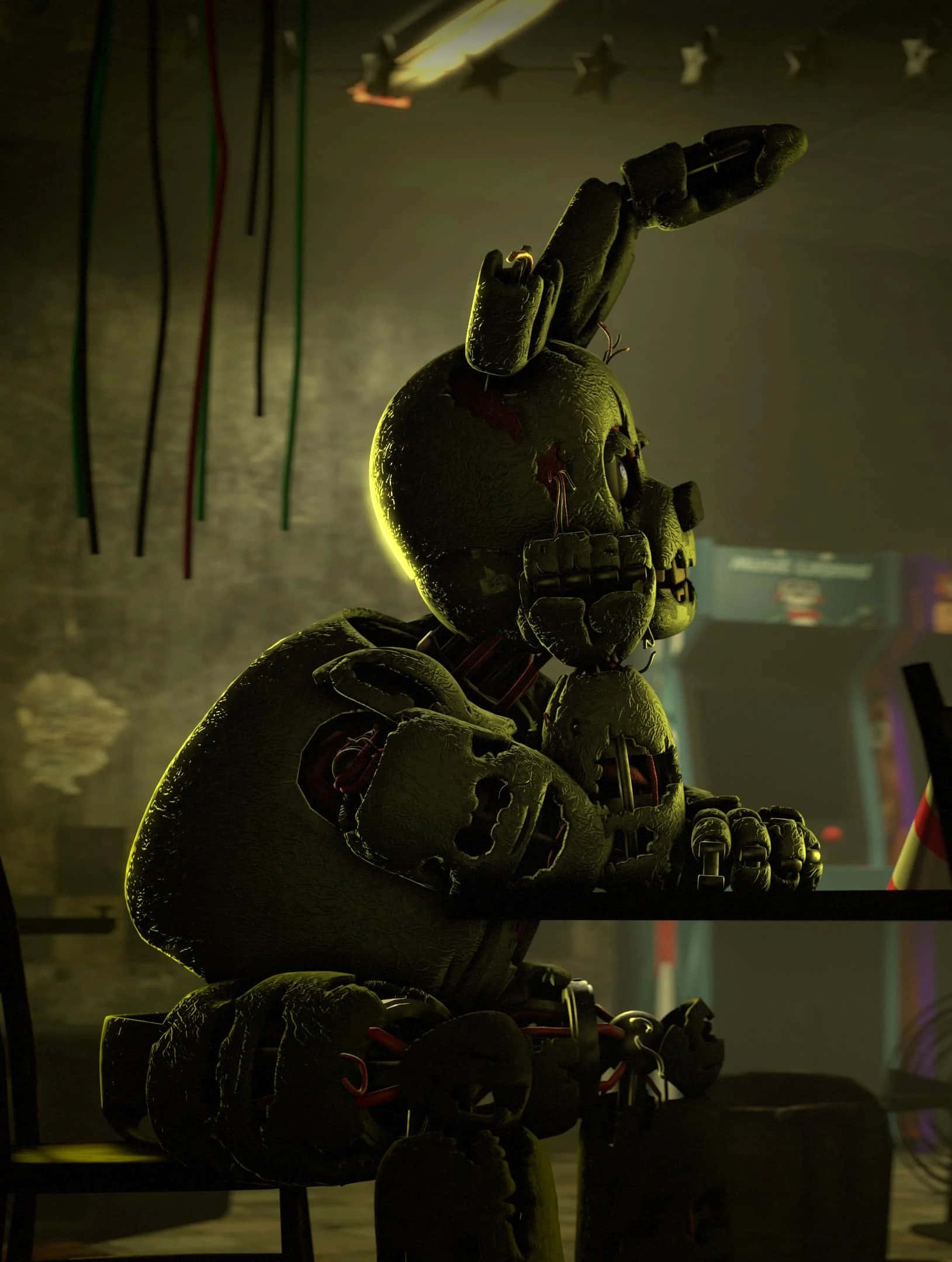 Scraptrap 桌布 壁紙 — 一隻破舊的電子動畫兔子蜷縮在燈光昏暗的遊戲機中心，暴露的電線和破損的臉在閃爍的燈光下。