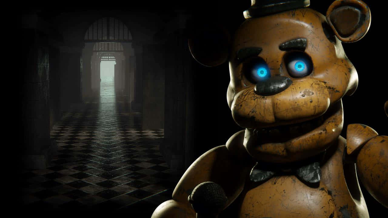 Freddy Fazbear 桌布 壁紙 — 一隻破舊的電子熊，藍色眼睛發光，在恐怖遊戲場景中從黑暗的棋盤格走廊凝視。
