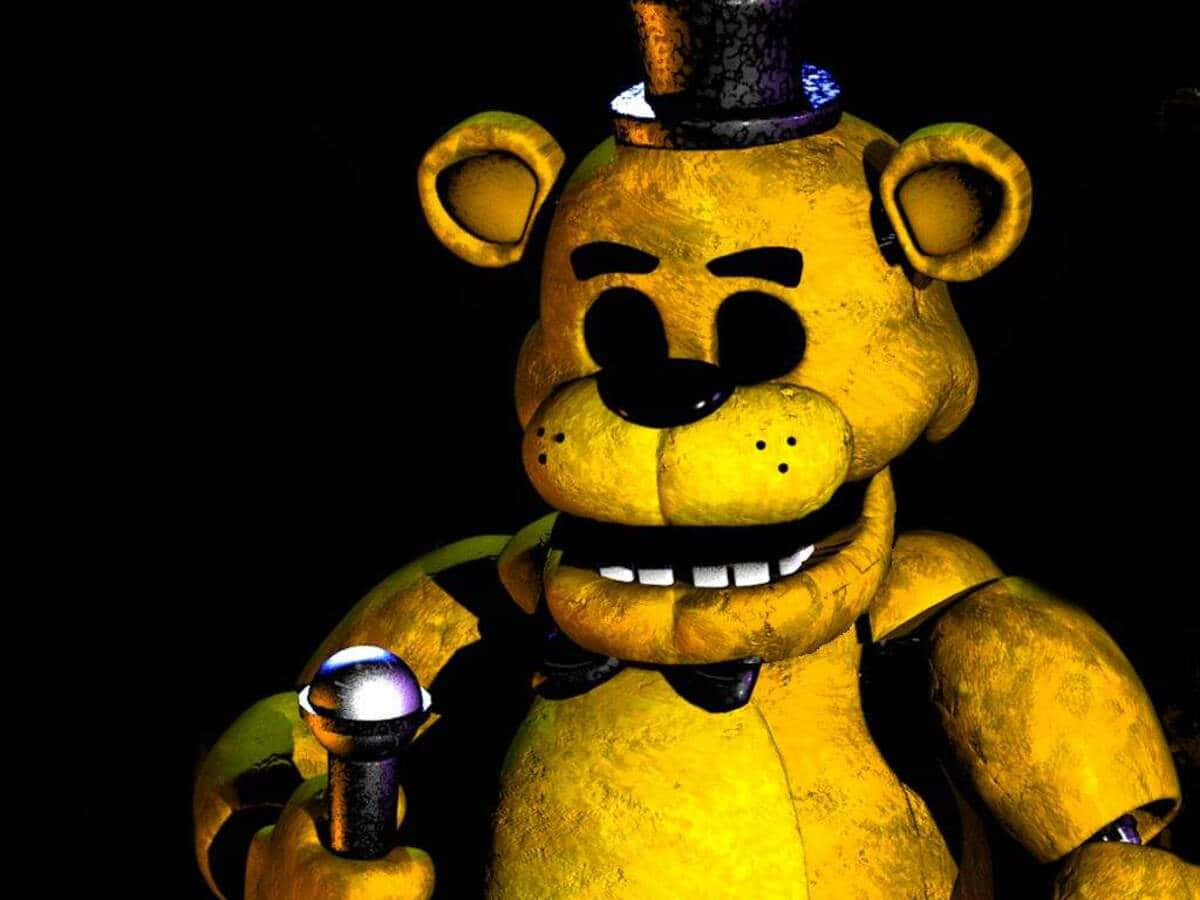 Golden Freddy 桌布 壁紙 — 一隻破舊的黃色機械熊，戴著高帽和領結，在黑色背景前拿著麥克風。