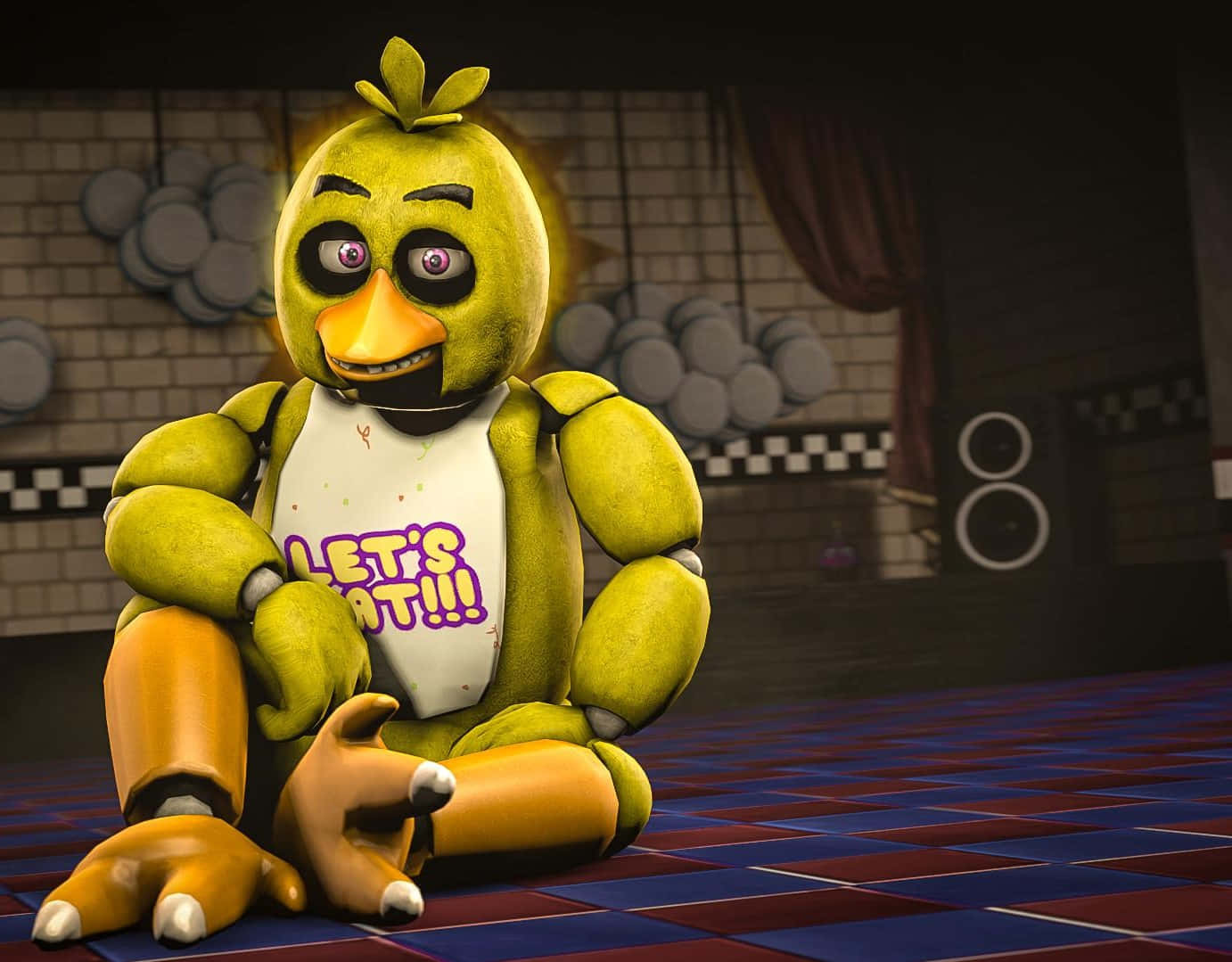 Chica The Chicken 桌布 壁紙 — 一隻破舊的黃色電子雞，戴著寫有「LET'S EAT!!!」的圍兜，坐在昏暗披薩店的格子地板上。