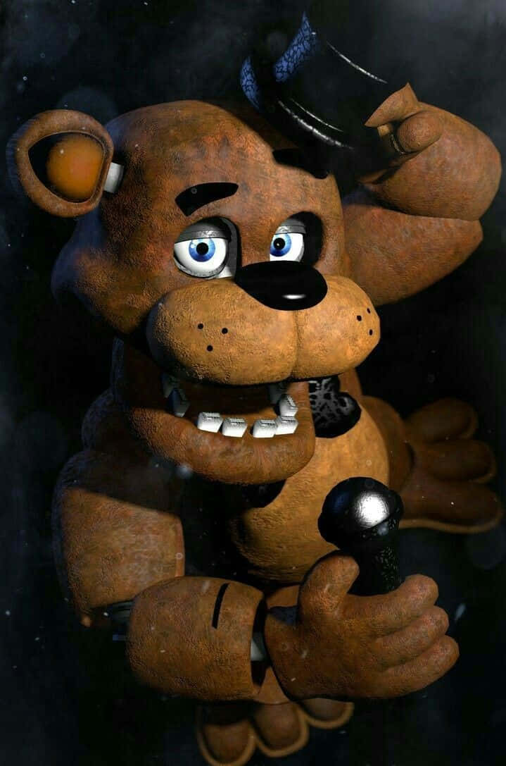 Freddy Fazbear 桌布 壁紙 — 一隻磨損的棕色機械熊，藍色眼睛，戴著高帽，在黑暗背景前拿著麥克風。