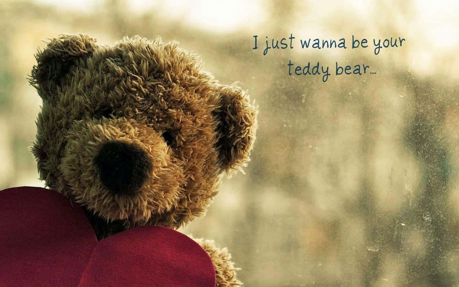 Cute Teddy 桌布 壁紙 — 一隻磨損的棕色泰迪熊，胸前抱著一個紅色愛心，在柔和金色光線的雨窗前凝視窗外。