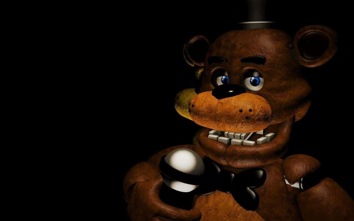 Freddy Fazbear 桌布 壁紙 — 一隻磨損的棕色電子動畫熊，發著藍光的眼睛和領結，在黑色背景前拿著麥克風。