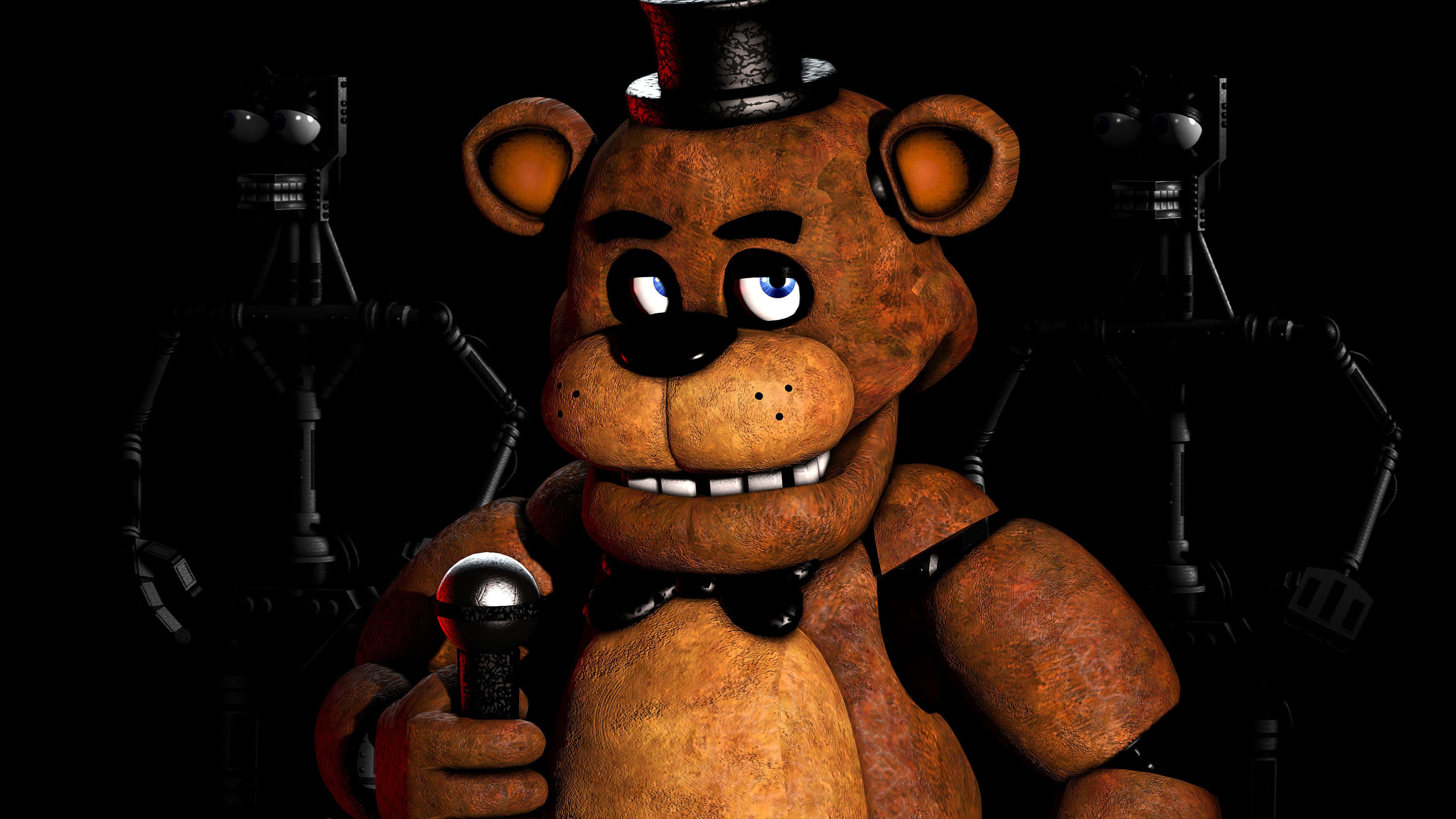 Freddy Fazbear 桌布 壁紙 — 一隻磨損的棕色電子熊，帶有發光的藍色眼睛和高頂帽，在黑暗背景中手持麥克風，兩側有兩個機器人形象。
