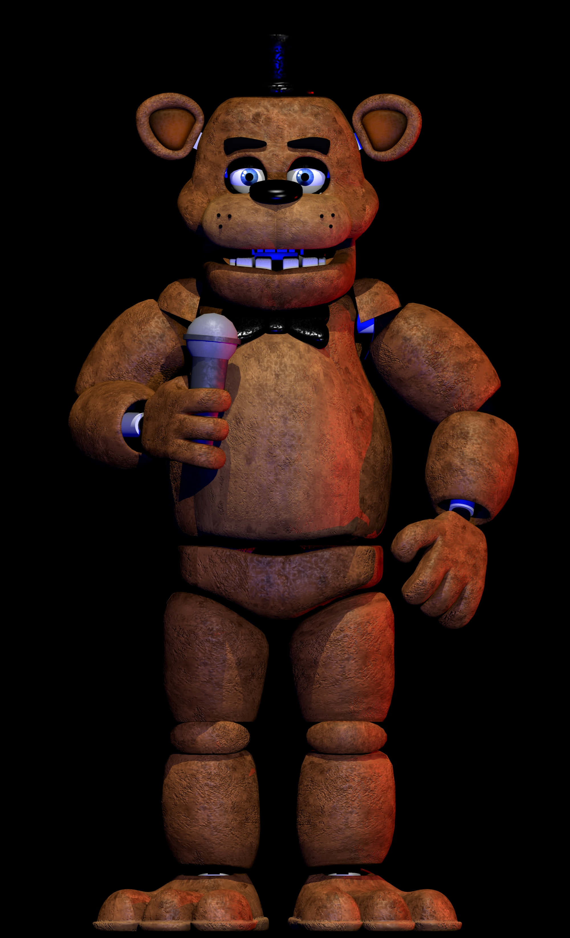 Freddy Fazbear 桌布 壁紙 — 一隻磨損的電子熊，發著藍光的眼睛和麥克風，站在黑色背景前。