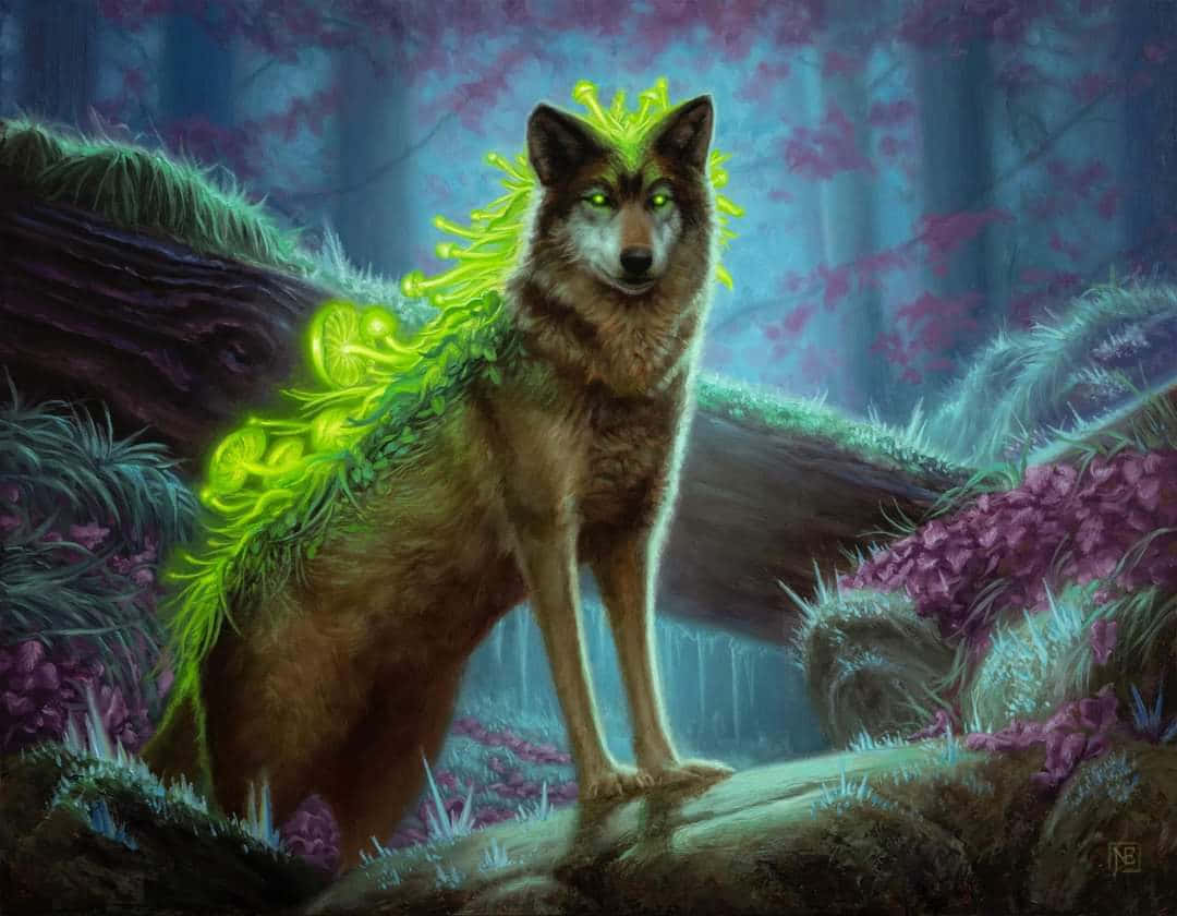 Wolf Art 桌布 壁紙 — 一隻神秘的狼，背上點綴著發光的綠色苔蘚和蕨類植物，在暮色森林中警覺地站立，周圍有紫色植物和霧氣繚繞的樹木。