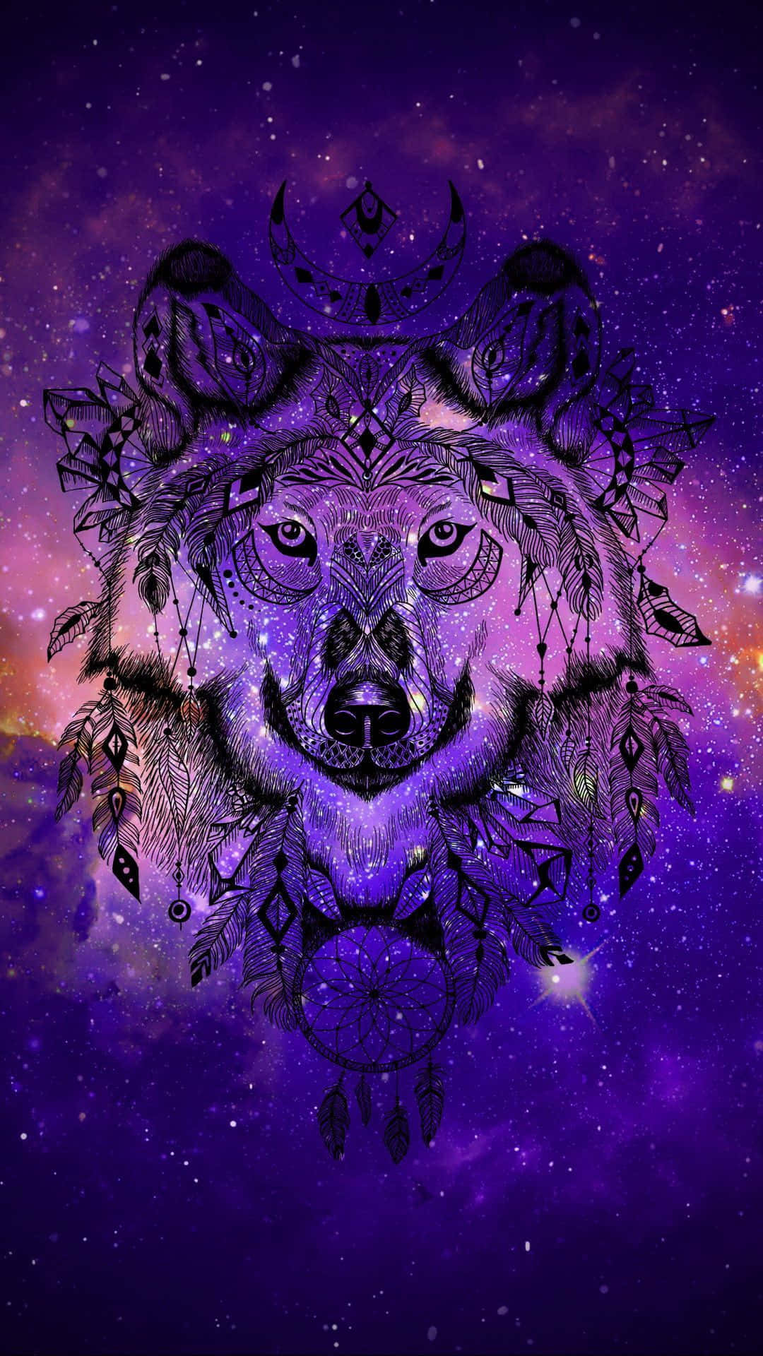 Epic Wolf 桌布 壁紙 — 一隻神秘的狼，飾有捕夢網和羽毛，從充滿活力的紫色銀河背景中凝視。