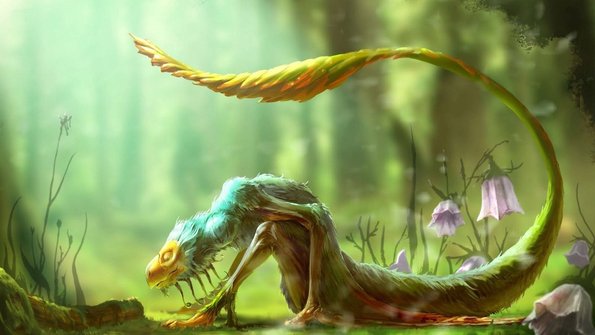 Mythical 桌布 壁紙 — 一隻神話生物，長著長長的葉狀尾巴和發光的眼睛，蹲在陽光普照、霧氣瀰漫的森林中，周圍是紫色的花朵。