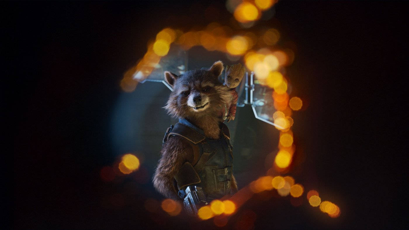 Cartoon Raccoon 桌布 壁紙 — 一隻穿著戰術背心的浣熊在黑暗背景下自信地微笑，周圍環繞著發光的橙色散景燈光。