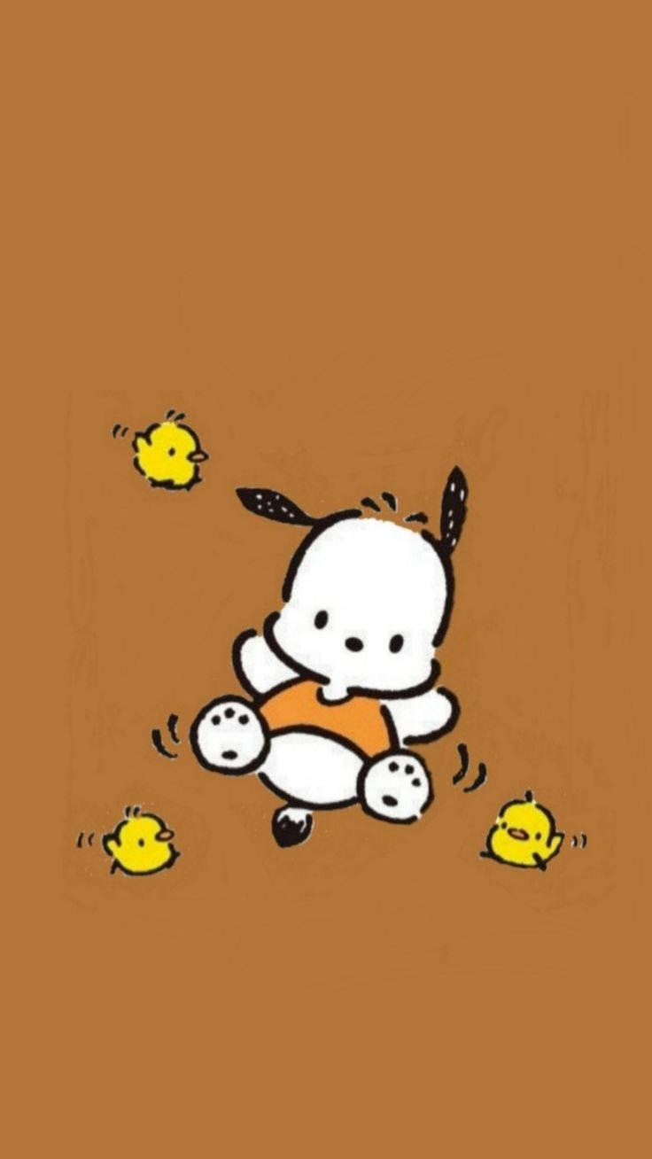 Pochacco 桌布 壁紙 — 一隻穿著橙色襯衫的可愛白色卡通小狗，在純棕色背景上快樂地與三隻小黃雞玩耍。