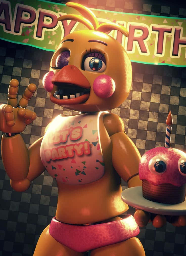 Chica The Chicken 桌布 壁紙 — 一隻穿著派對服裝的開心機械雞，在「生日快樂」橫幅下拿著一個有眼睛和蠟燭的杯子蛋糕。