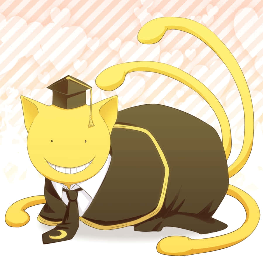 Koro Sensei 桌布 壁紙 — 一隻穿著畢業袍和帽子的開心黃貓，在粉紅色心形圖案背景上燦爛地微笑。