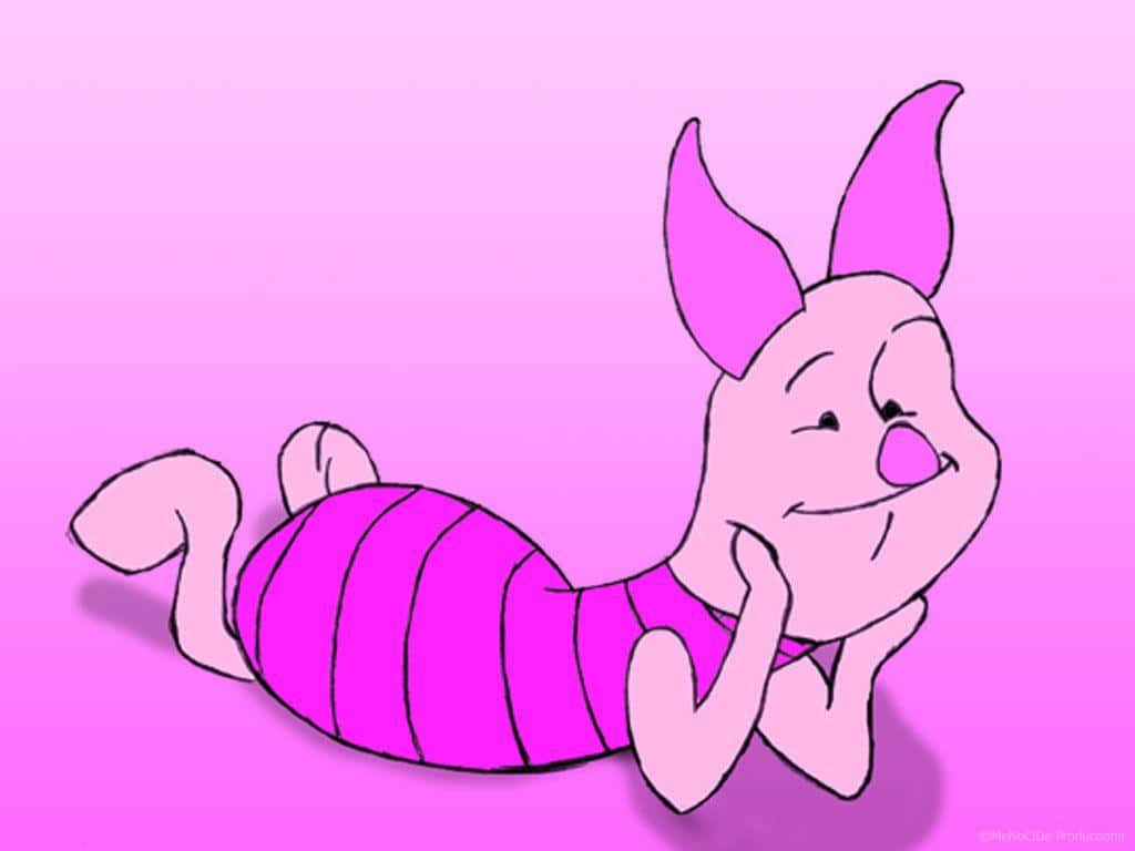 Piglet 桌布 壁紙 — 一隻穿著粉紅色條紋泳衣的快樂卡通豬在純粉紅色背景上愉快地休息。